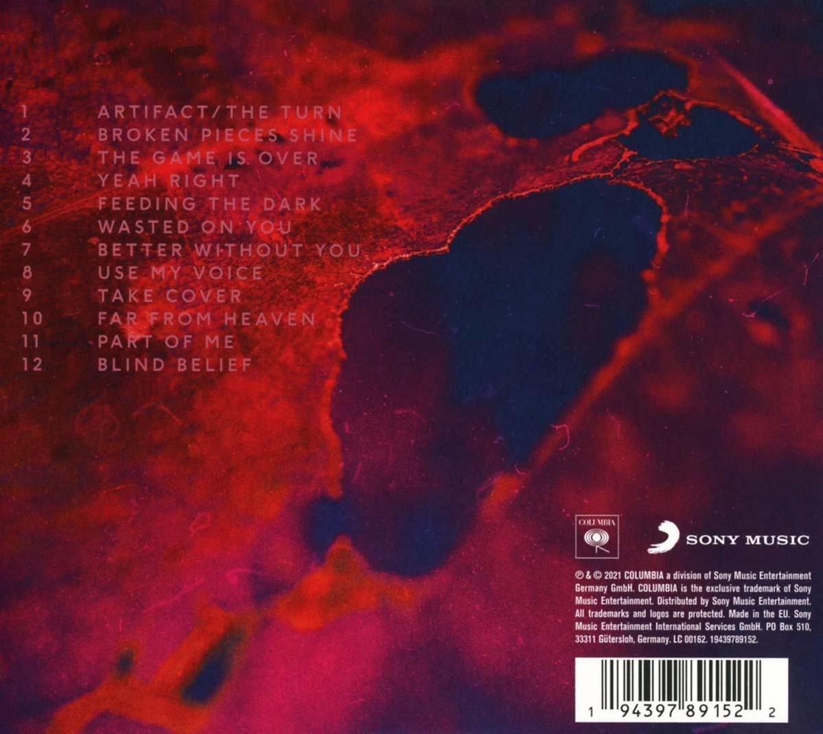 CD-tok hátulja, dallasztával és szöveggel. A háttér elmosódott piros és fekete.