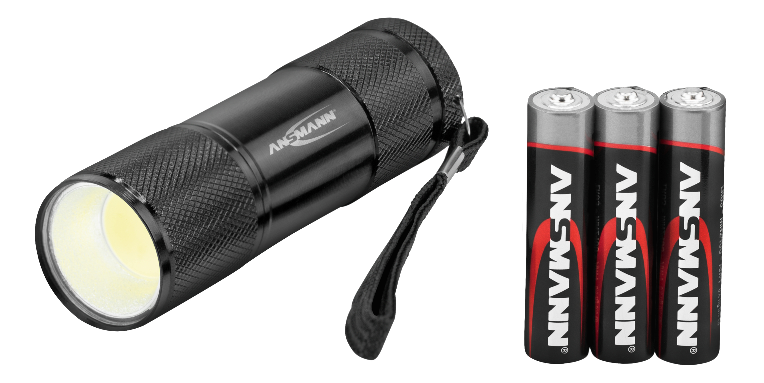 Schwarze Taschenlampe mit Batterien. Die Taschenlampe ist an, Batterien mit 'ANSMANN'.