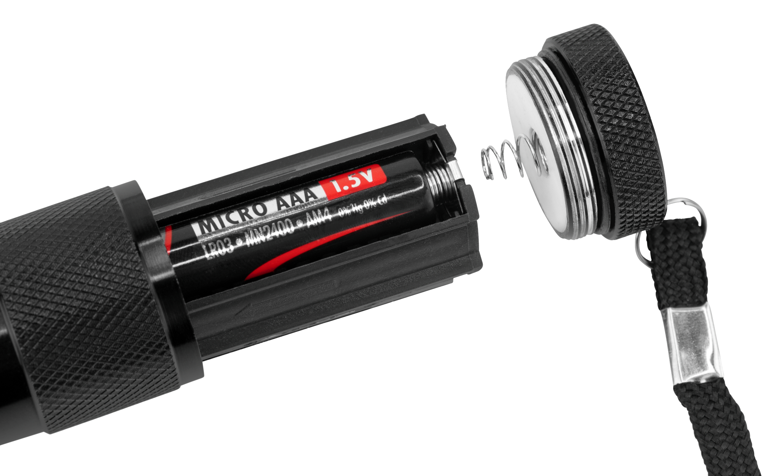 Schwarze Taschenlampe mit offenem Batteriefach, zeigt eine Batterie.