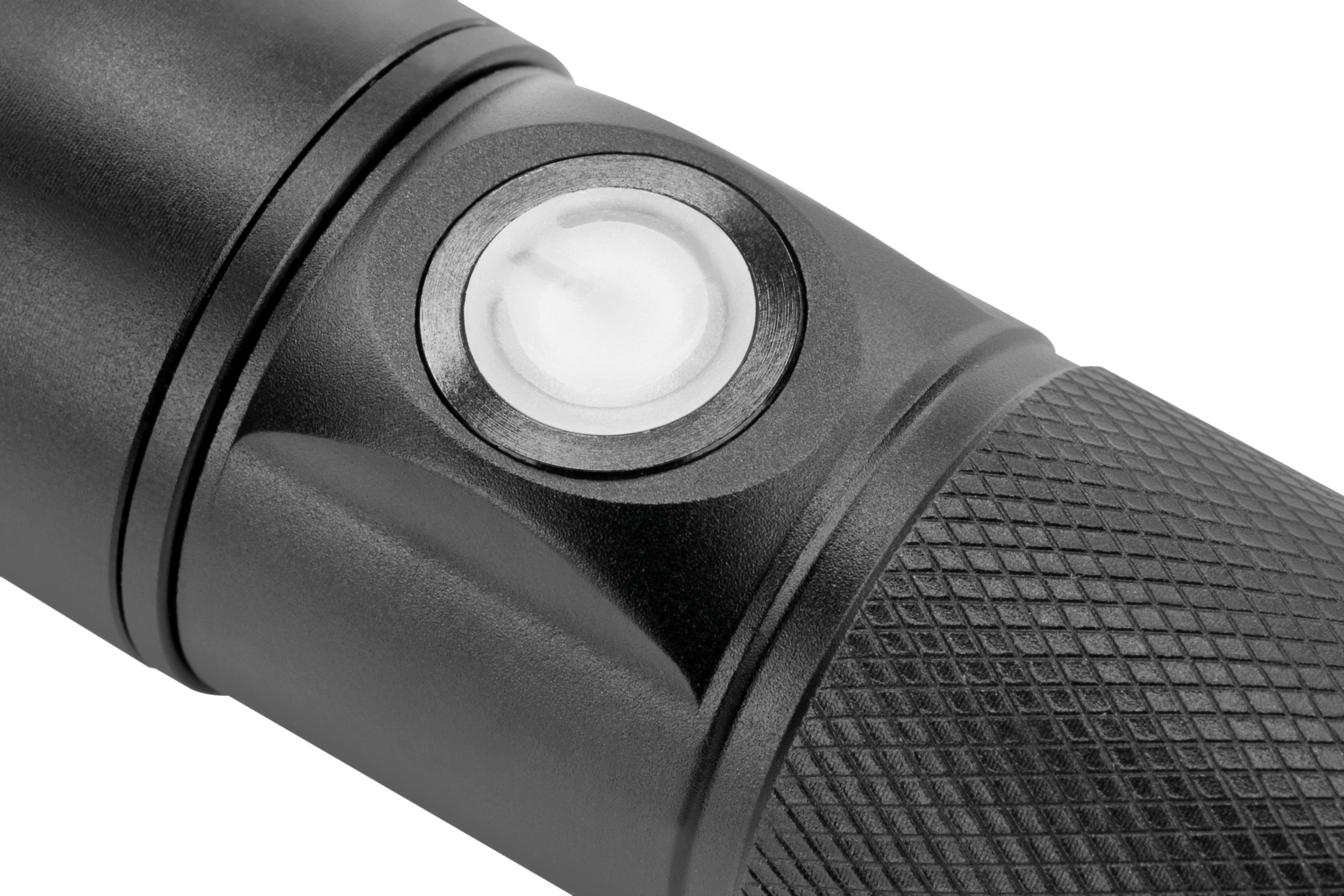 Nahaufnahme einer schwarzen Taschenlampe mit weißem Einschaltknopf.