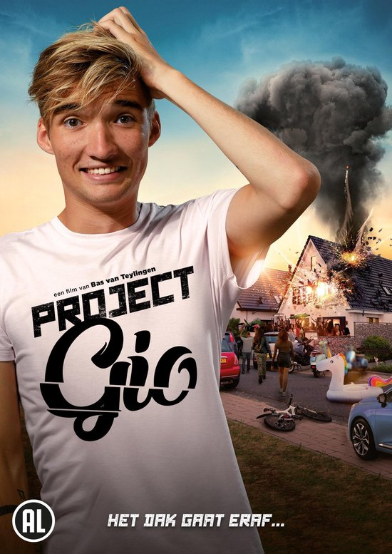 Filmposter. Man glimlacht, huis in brand op de achtergrond. Titel: Project Gio.