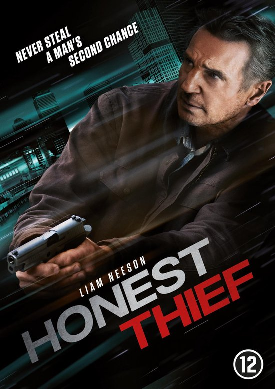 Liam Neeson in een filmposter voor "Honest Thief". Hij houdt een pistool in zijn rechterhand. De achtergrond is een stad.