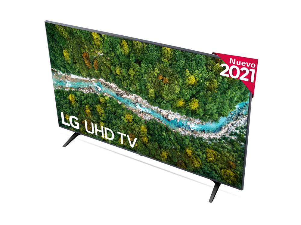 Un televisor LG UHD grande mostrando una escena de bosque con pegatina 'Nuevo 2021' arriba.