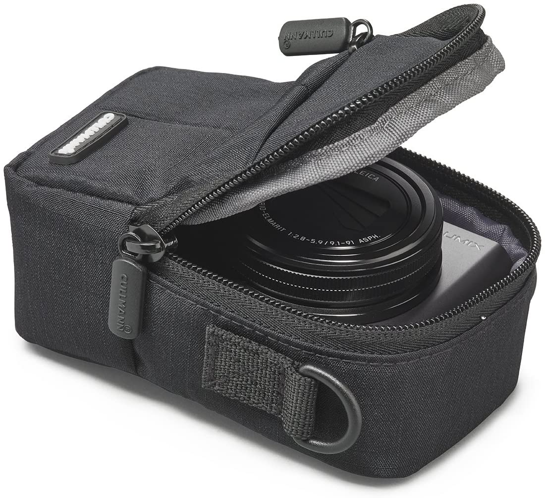 Schwarze Kameratasche geöffnet, Kamera innen. Die Tasche hat einen Reißverschluss, einen Griff und den Markennamen.