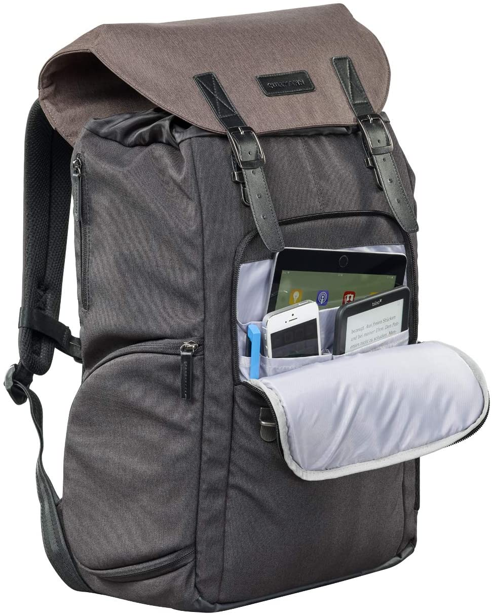Ein Rucksack mit mehreren Taschen, der ein Tablet, Telefon und andere Gegenstände enthält. Braun und grau.