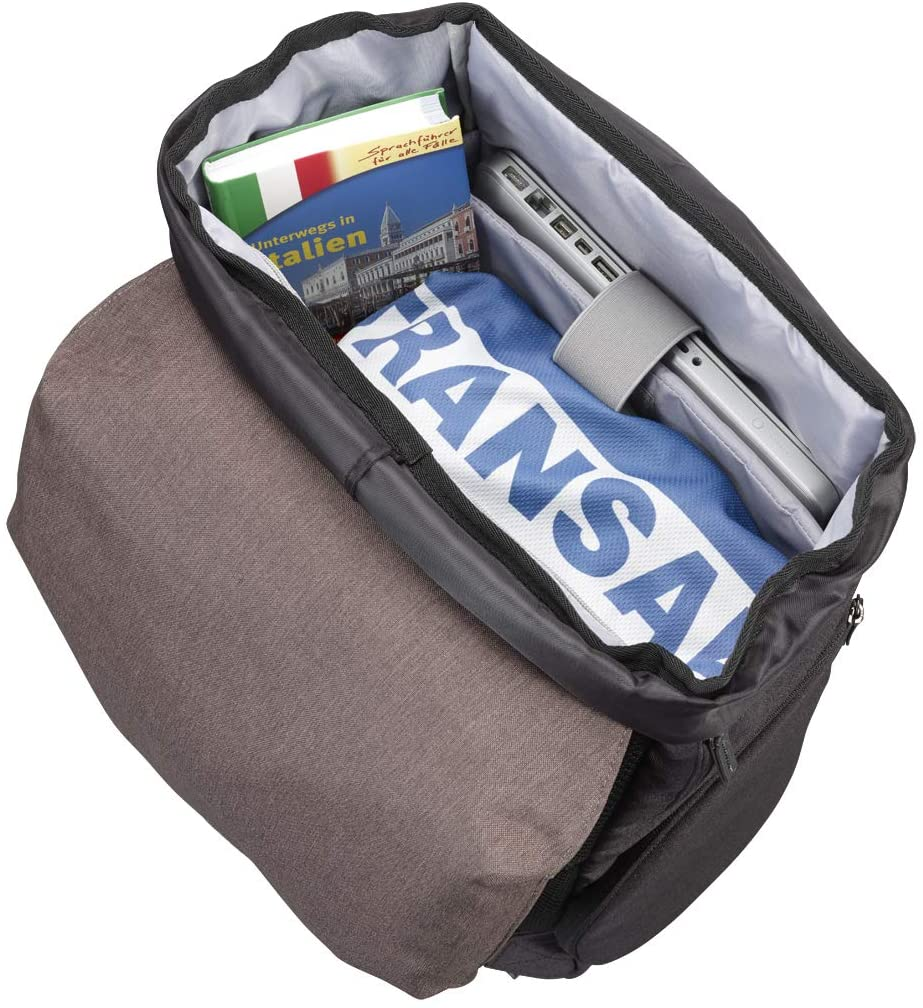 Offener schwarzer Rucksack mit Inhalten: Laptop, Buch, Schal, Reiseführer.