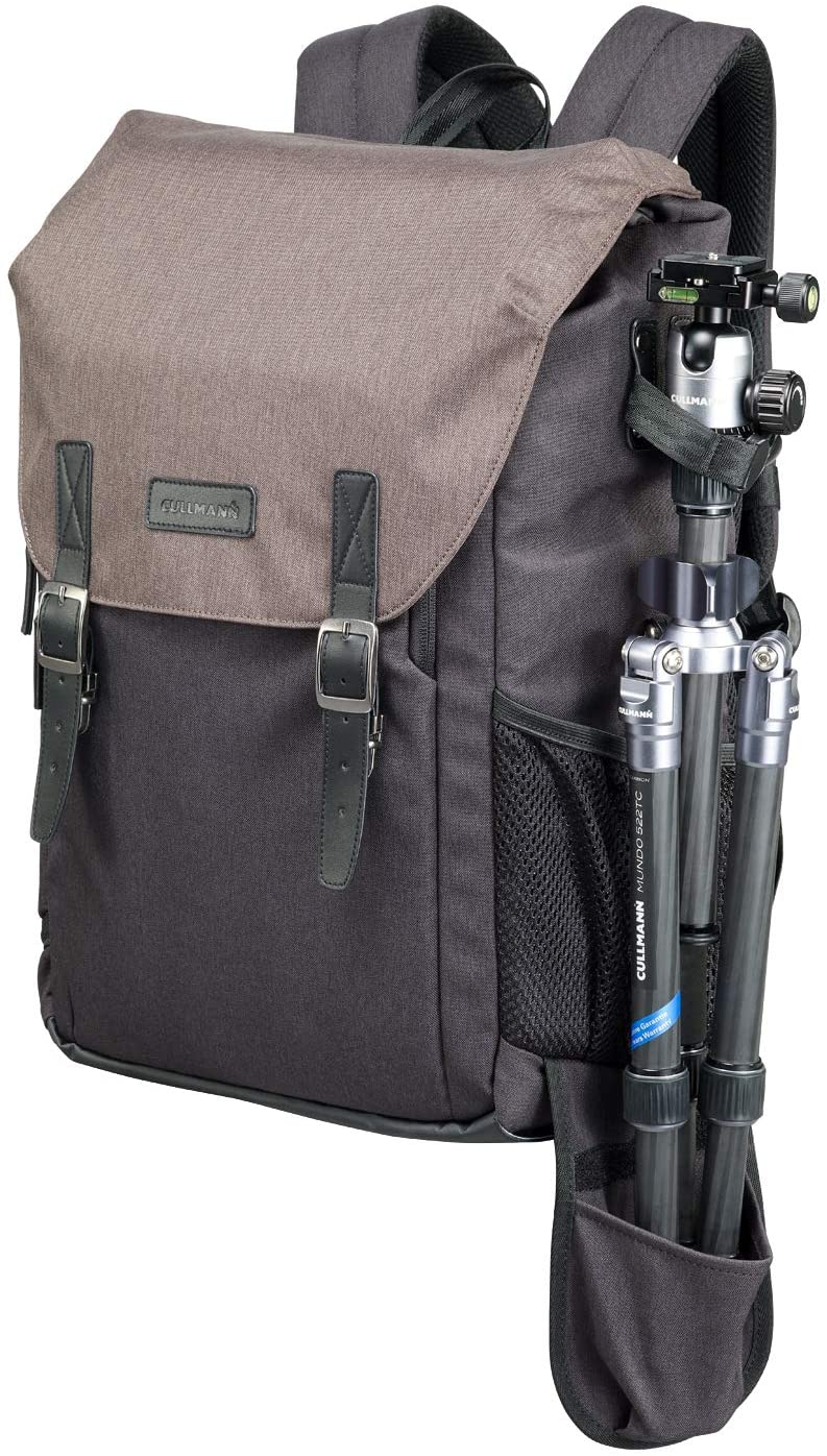 Ein schwarzer und brauner Rucksack mit Stativ. Die Tasche hat Schnallen und Taschen, mit einem Stativ in einer Seitentasche.