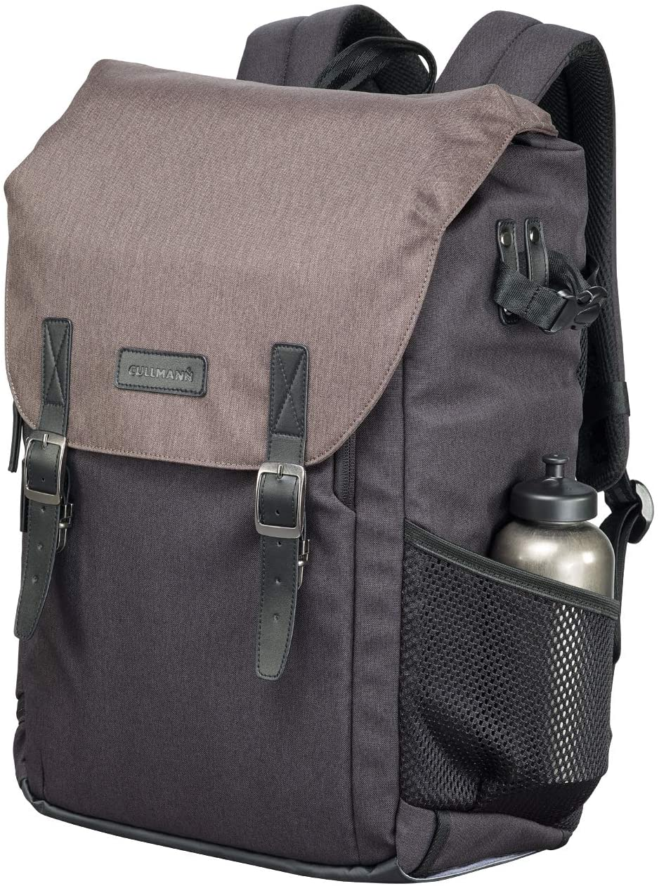 Ein grauer und brauner Rucksack mit Schnallen und einer Wasserflasche in der Seitentasche.