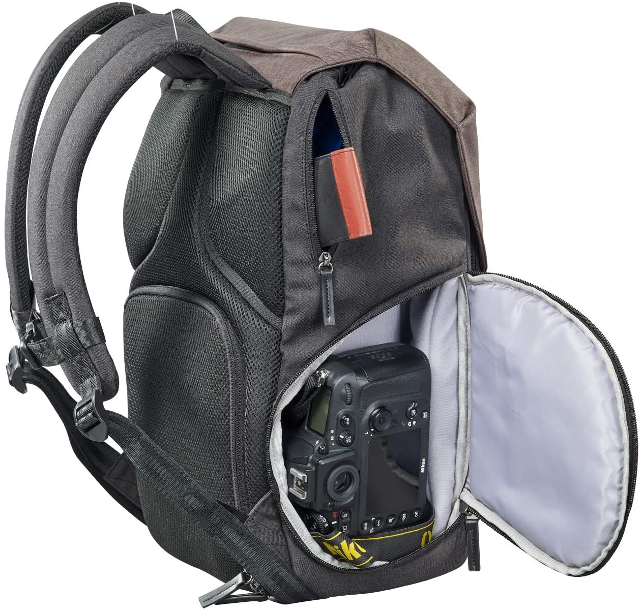 Rucksack mit einer Kamera darin. Der Rucksack ist offen und zeigt eine Kamera.