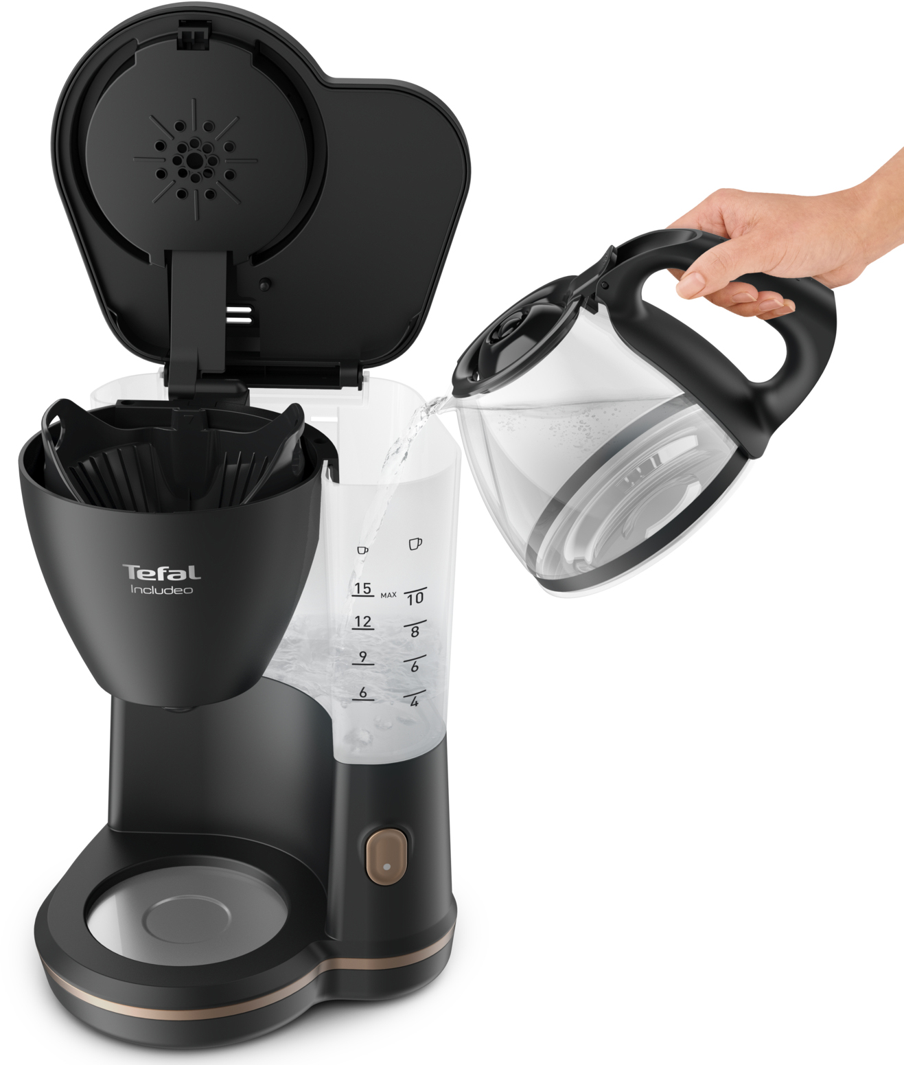 Een zwart-gouden Tefal koffiezetapparaat. Een persoon giet water in het waterreservoir.