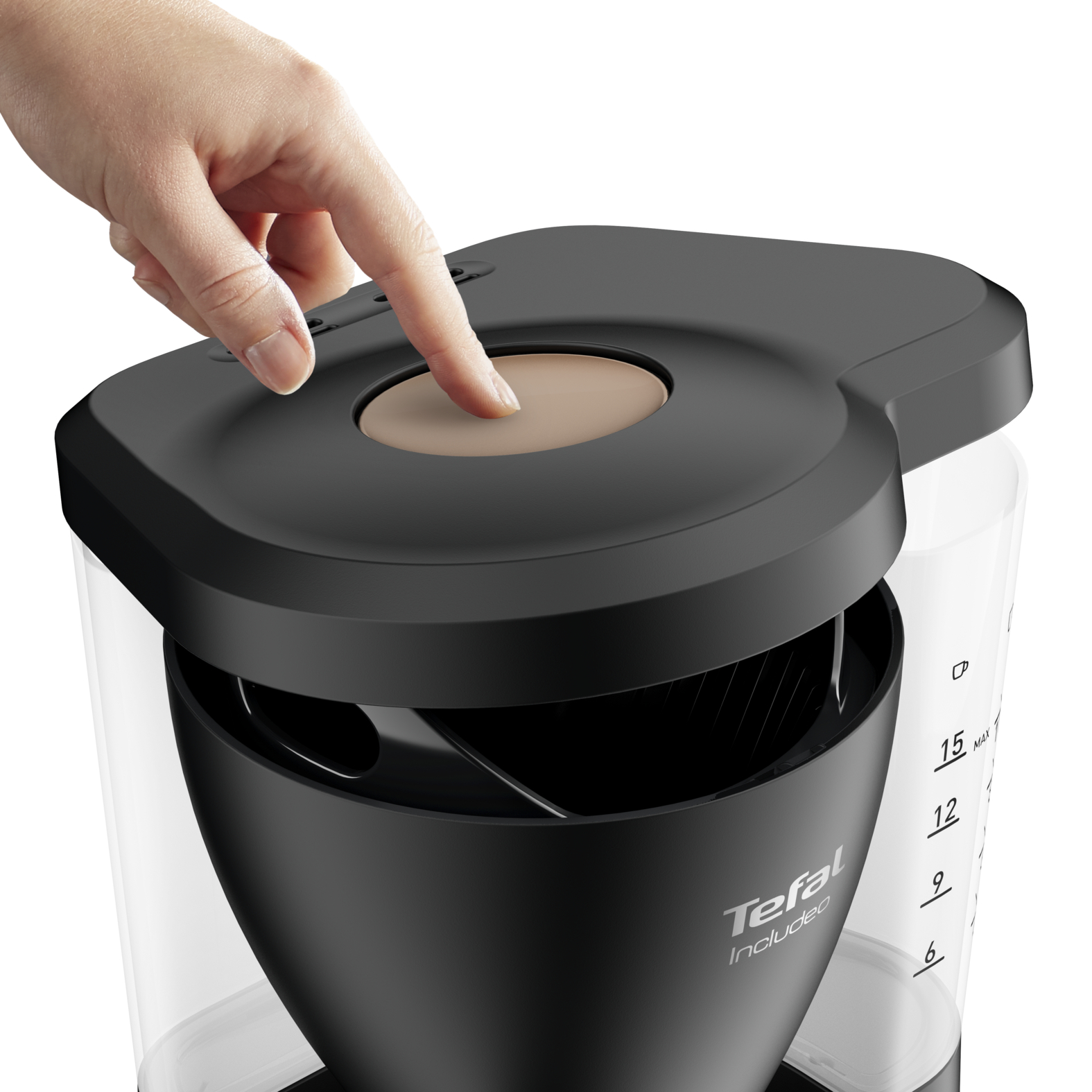 Hand drukt op een knop op een zwarte en transparante koffiezetter.