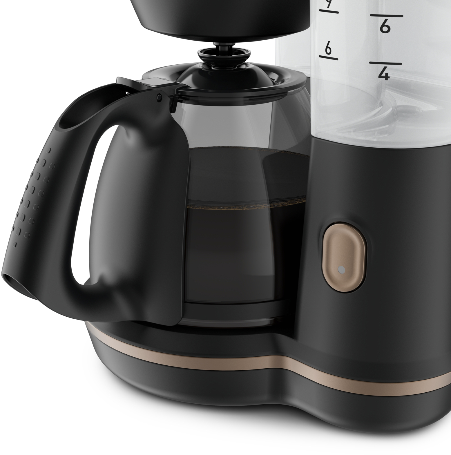 Zwart en goudkleurig koffiezetapparaat, close-up van de voorkant. Koffie erin.