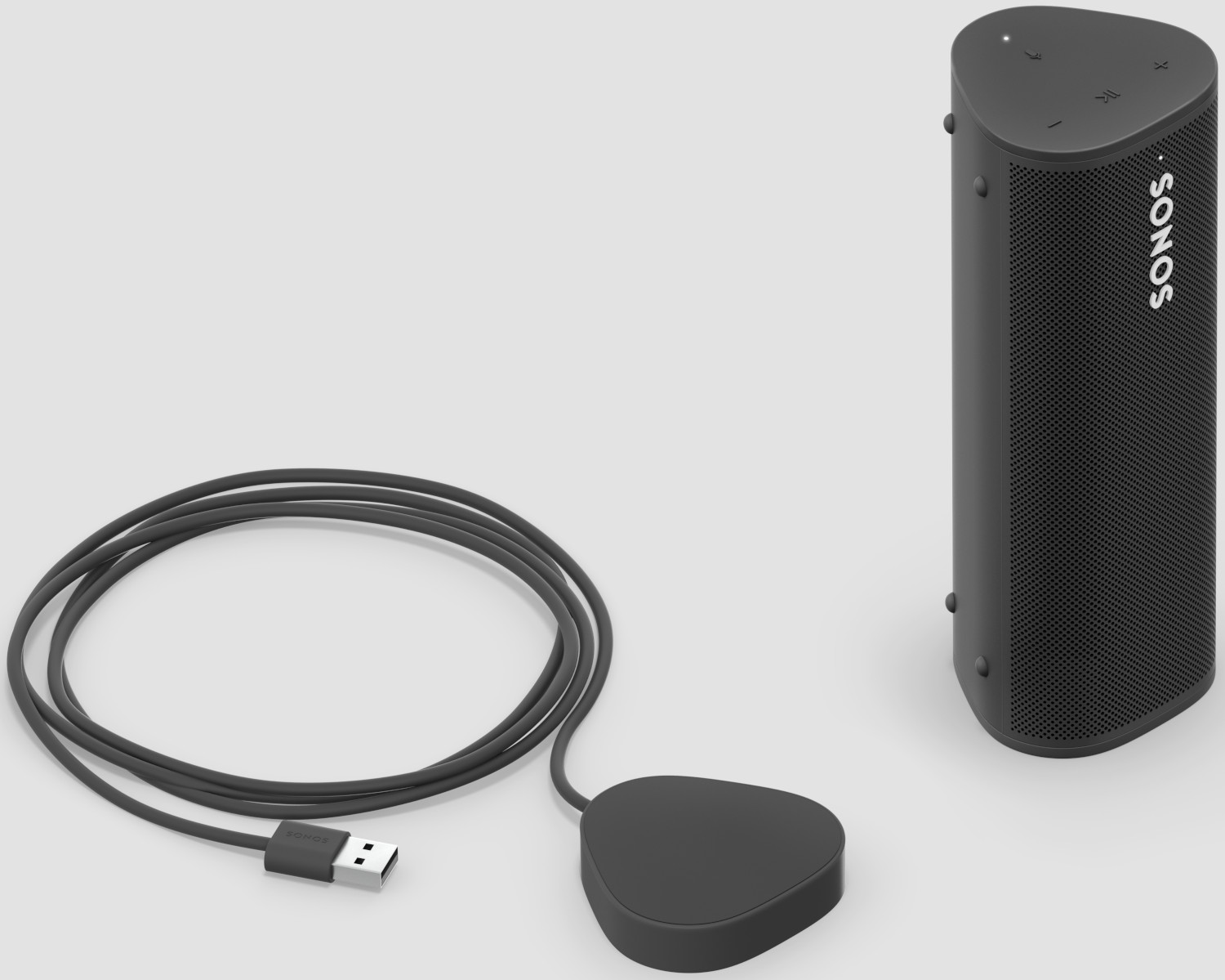Haut-parleur Sonos noir avec câble noir connecté et prise USB sur fond blanc.