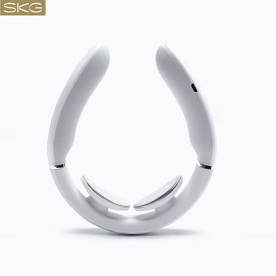 Weißer SKG Nackenmassagegerät in U-Form, mit silbernem Metallic-Akzent. Auf weißem Hintergrund.