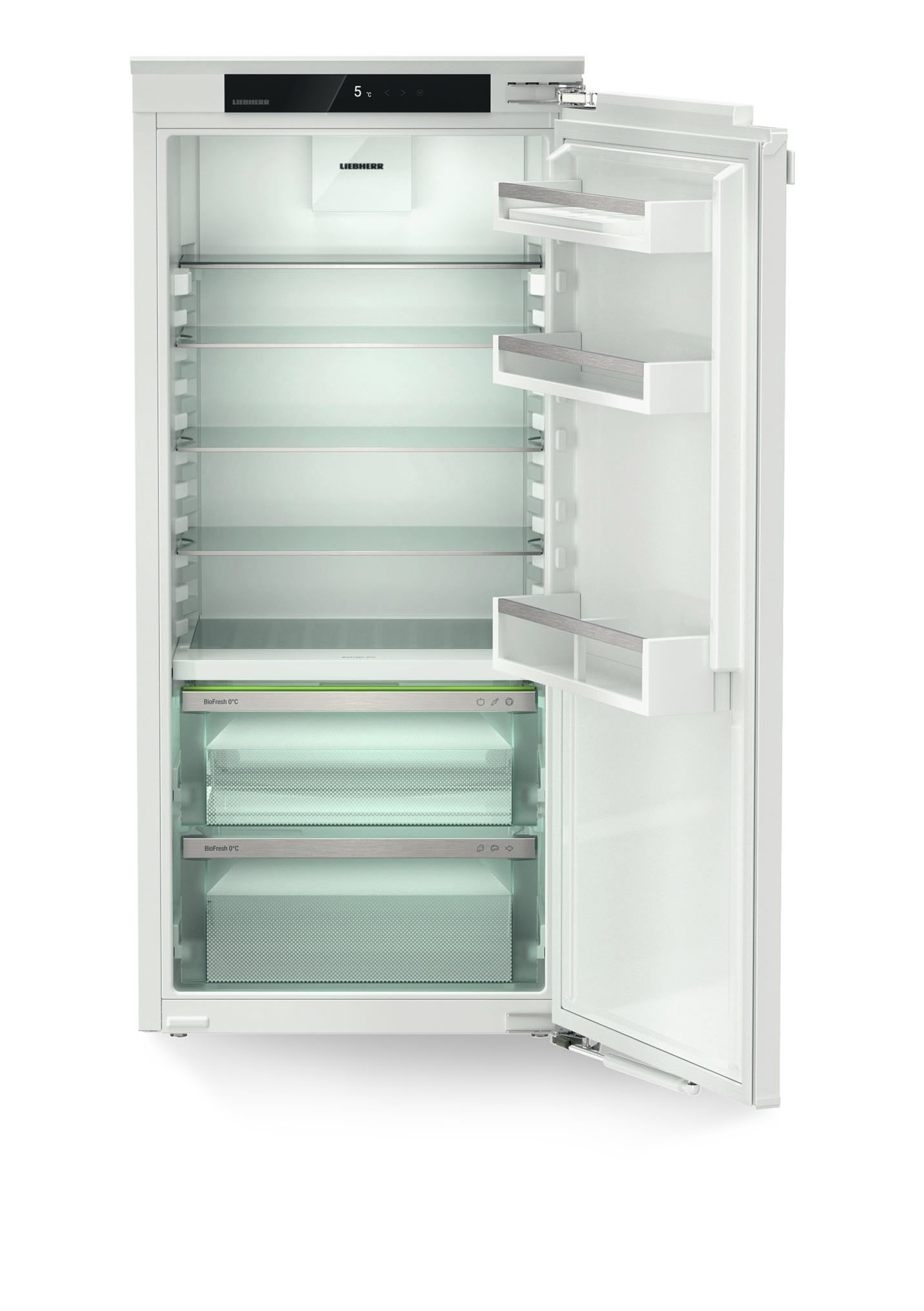Weißer Einbaukühlschrank mit offener Tür, Regalen und Stauraum.