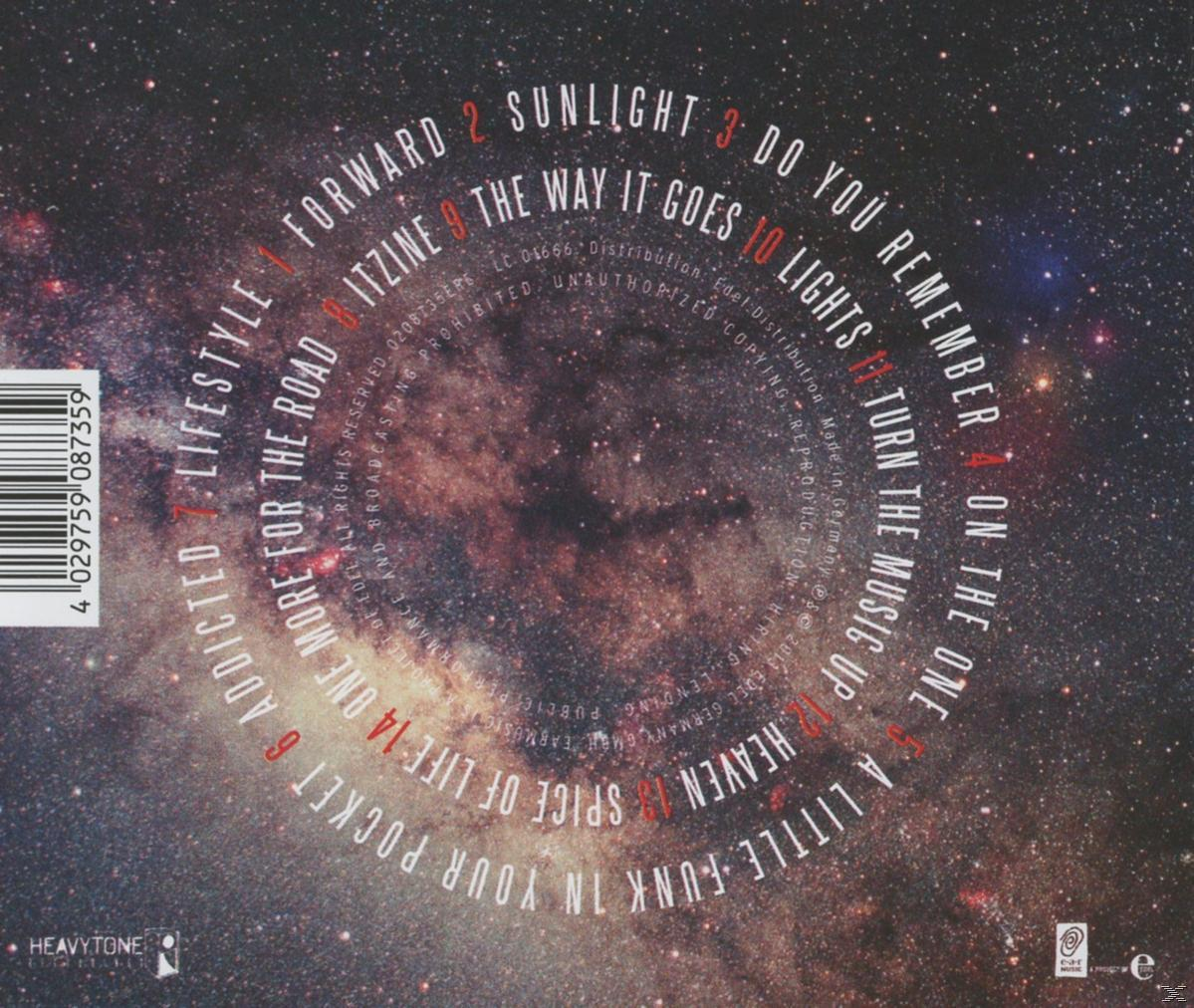CD-borító dalszövegekkel spirálban egy galaxis kép körül.