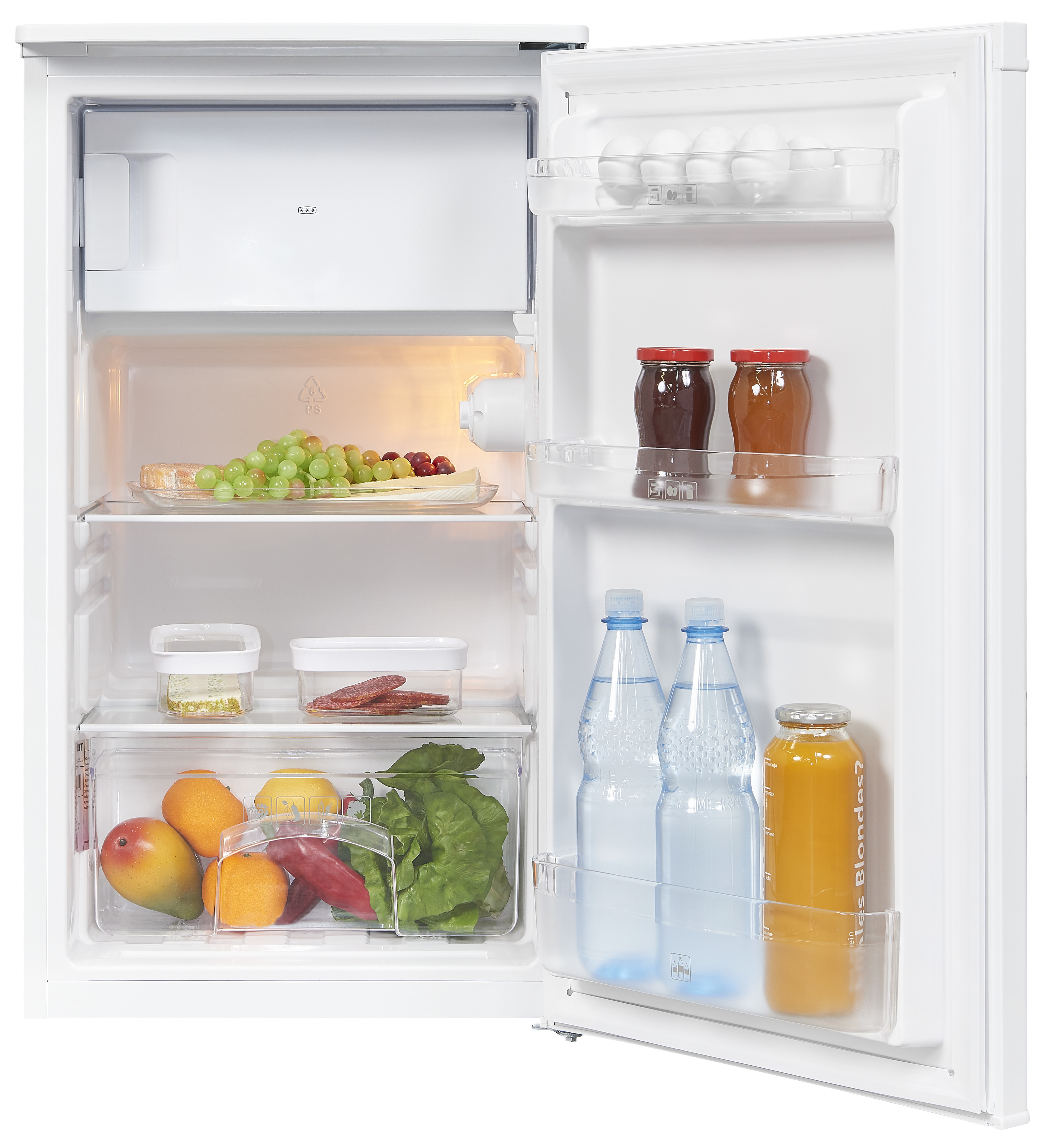 Geöffneter weißer Kühlschrank mit Lebensmitteln. Früchte, Getränke und Gewürze sichtbar.