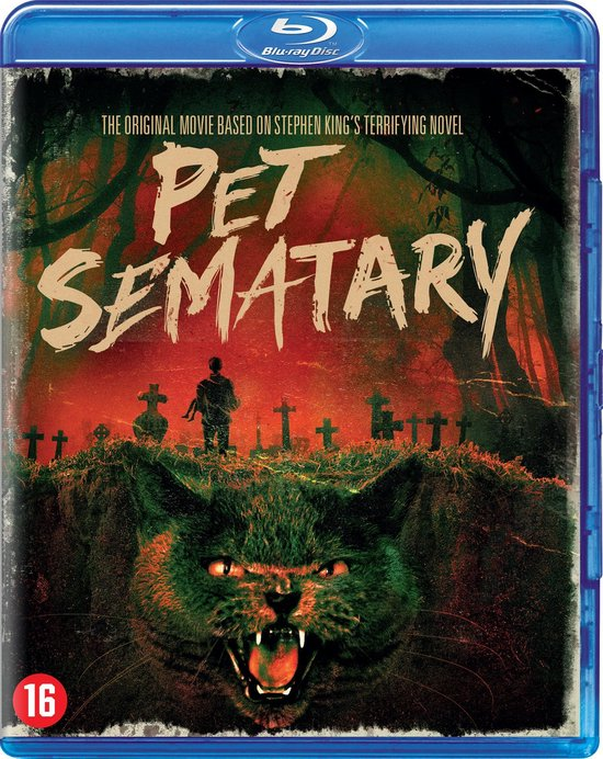 Couverture Blu-ray de 'Pet Sematary'. Un chat aux dents découvertes regarde depuis un cimetière.