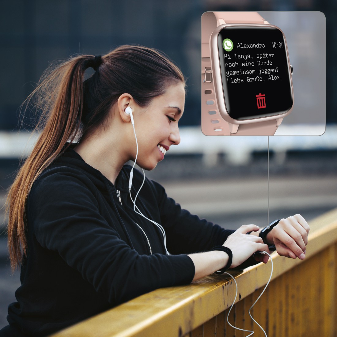 Frau mit Smartwatch, die eine Nachricht anzeigt.