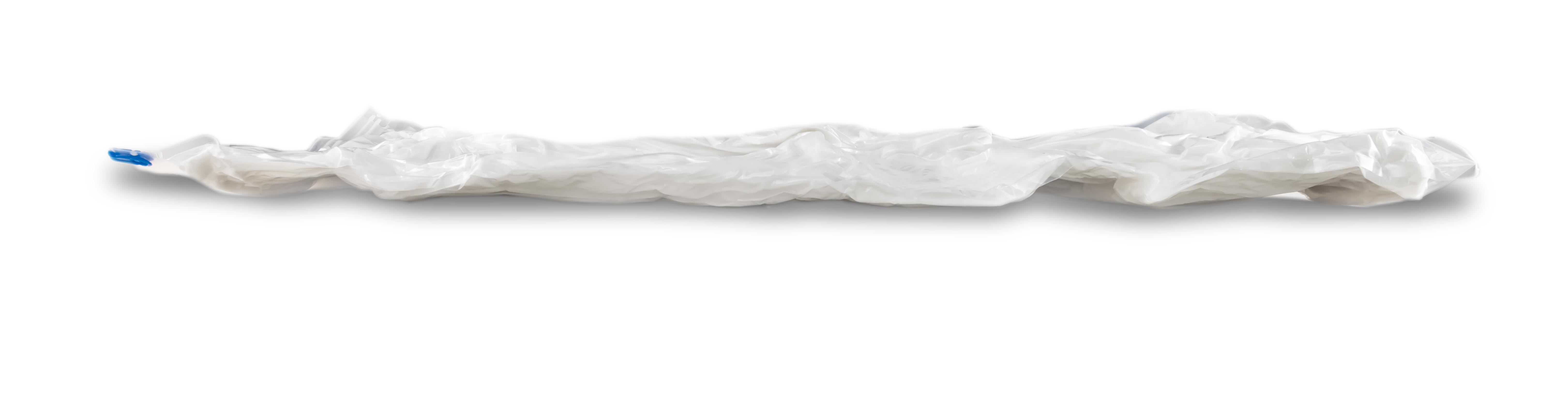 Eine zerknitterte, durchscheinende Plastiktüte auf schwarzem Hintergrund.