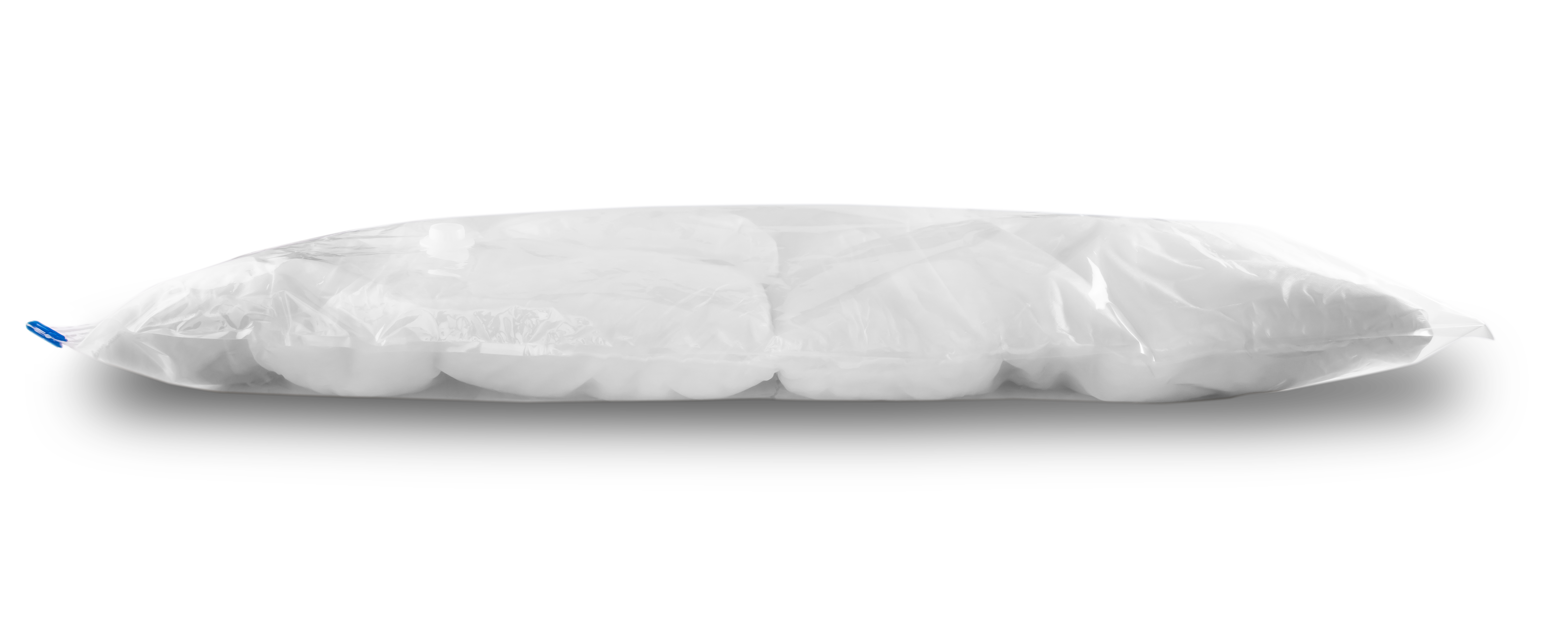 Weißes, rechteckiges Kissen in einem transparenten Plastikbeutel verpackt. Isoliert auf schwarzem Hintergrund.