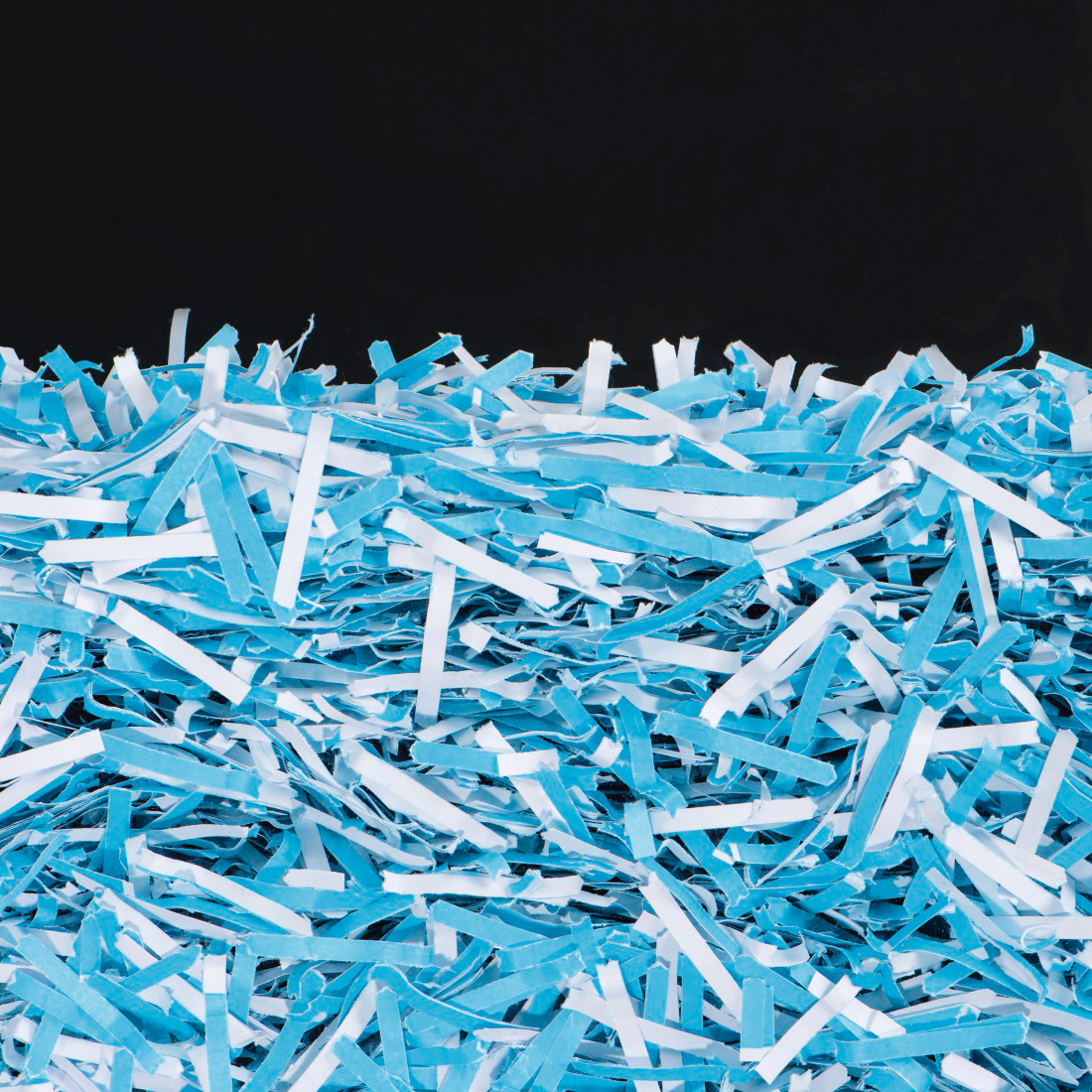 Papier bleu et blanc déchiqueté sur fond noir.