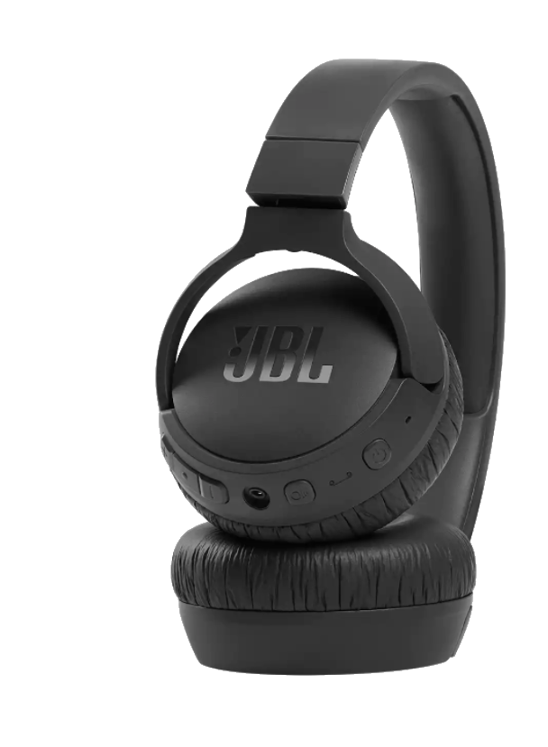 Siyah JBL kulaklık. Markanın logosu görünür. Kulaklıklar siyah bir arka plan üzerinde.