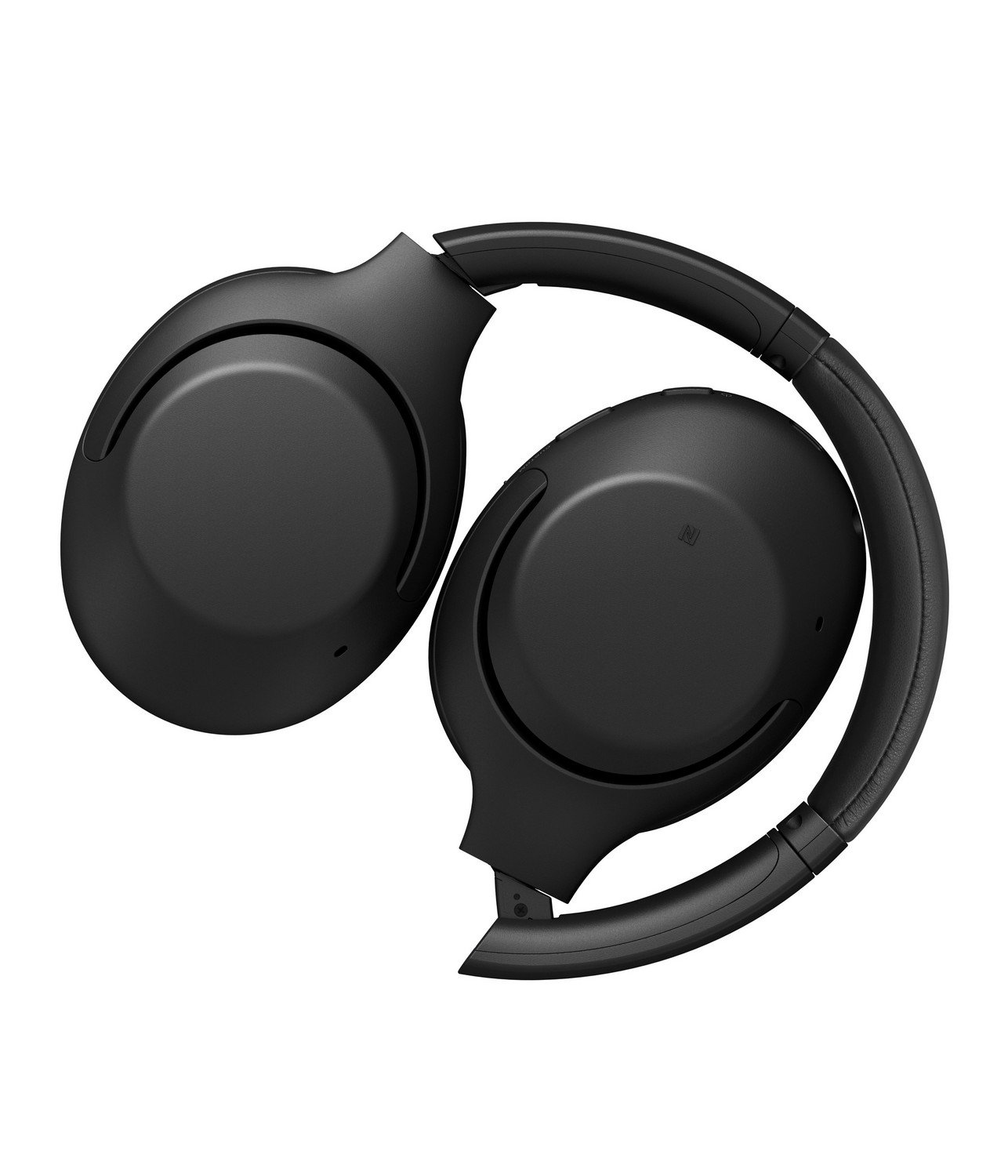 Auriculares Sony negros, plegados, en ángulo de arriba a abajo.