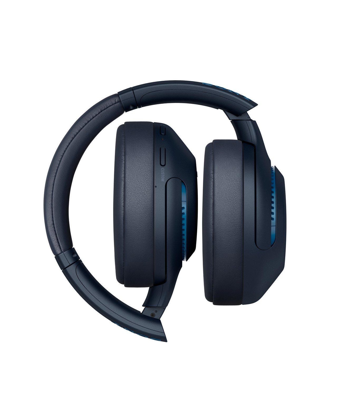Auriculares azules y negros plegados, aislados sobre fondo blanco.