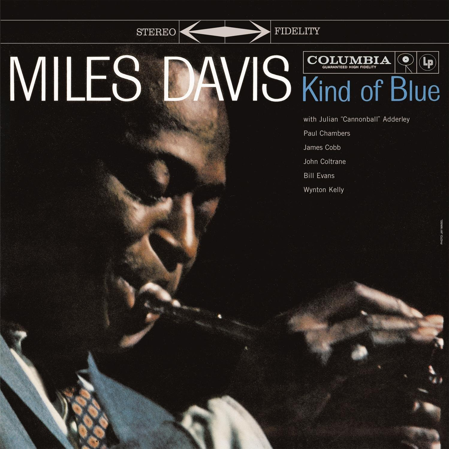 Album borító: Miles Davis, Kind of Blue. Fekete-fehér kép Davis trombitál, szöveggel.