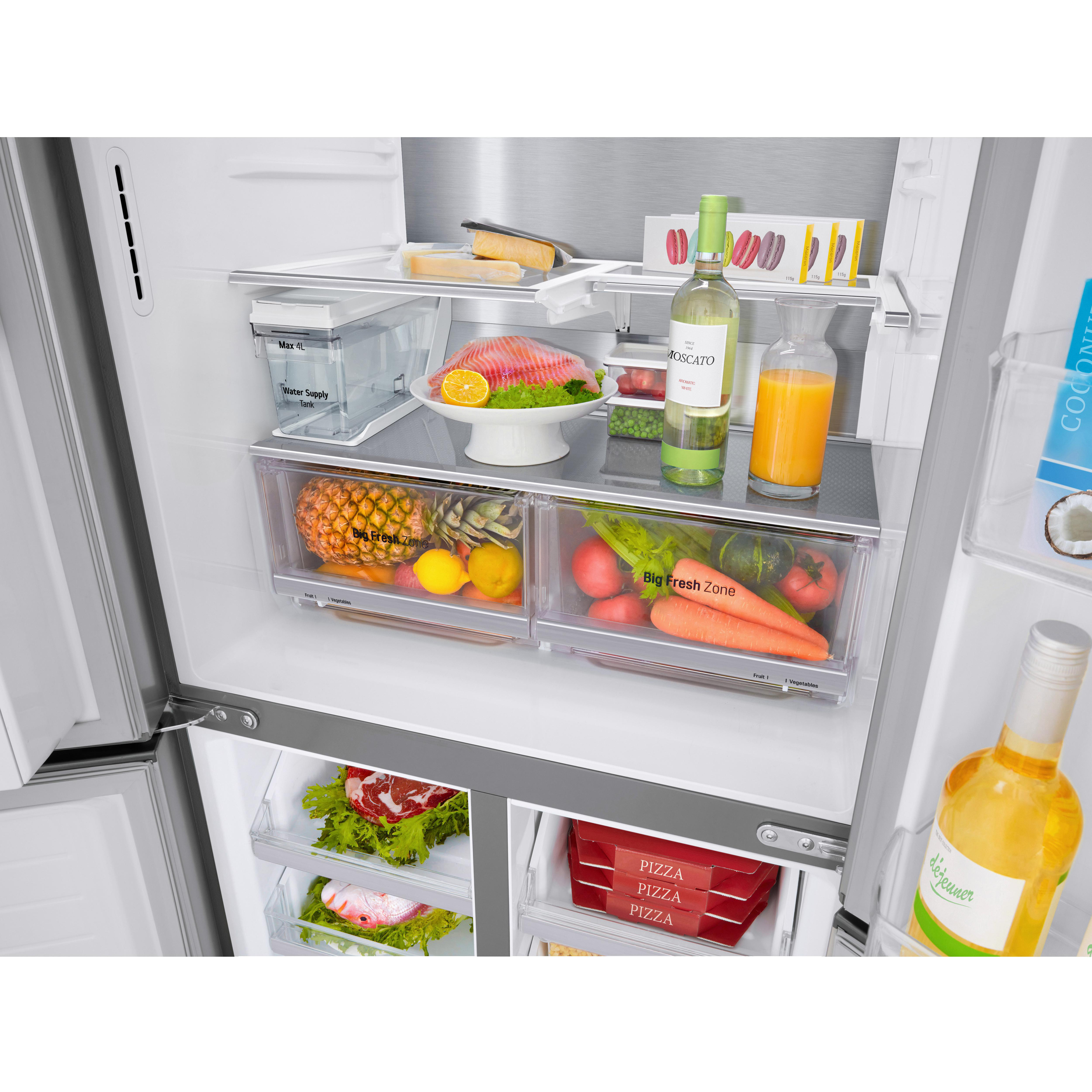 Offener Kühlschrank mit Lebensmitteln: Obst, Wein, Gemüse und Fertiggerichte. Der Innenraum ist hell.