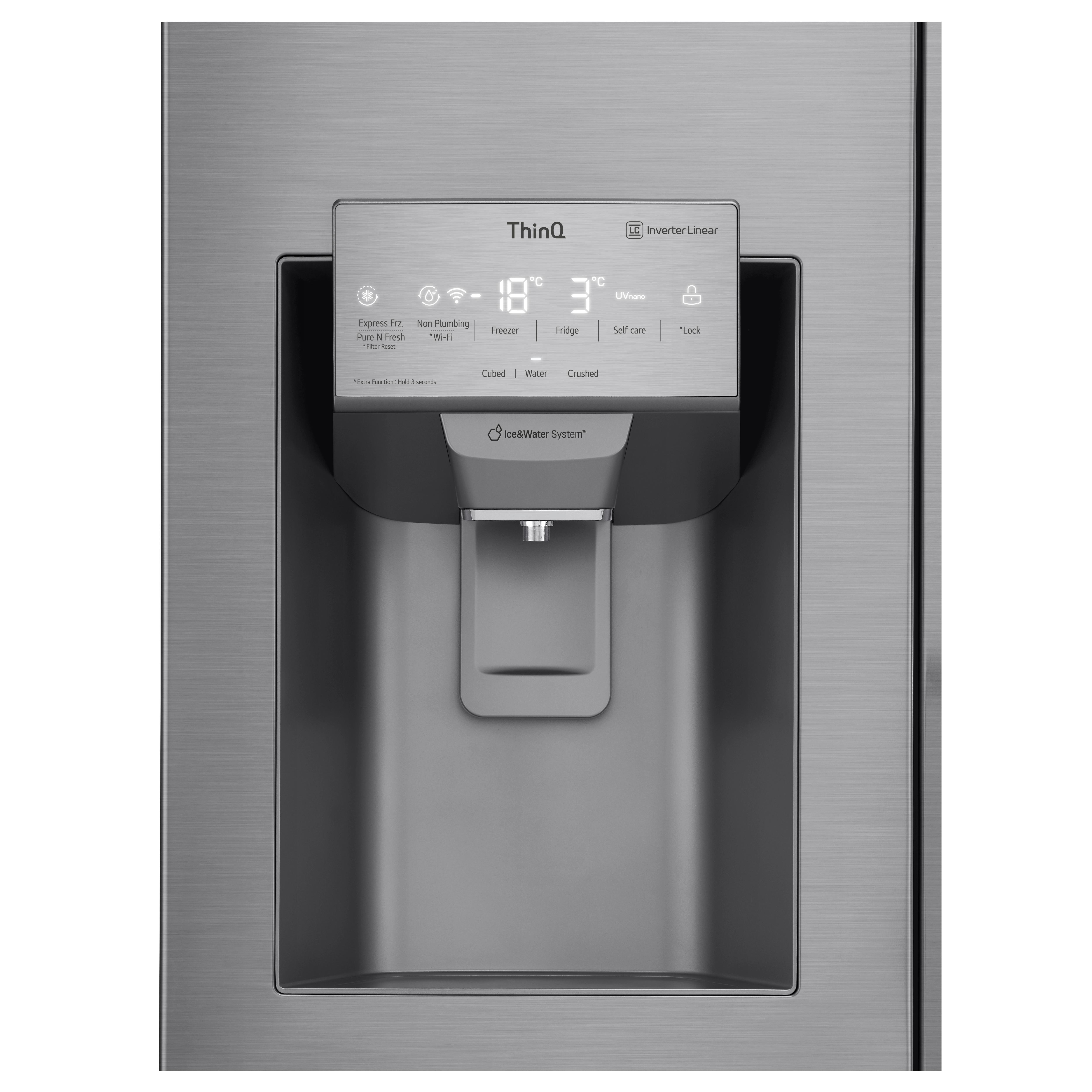 Nahaufnahme eines Kühlschranks aus Edelstahl mit Wasserspender und LCD-Bildschirm.