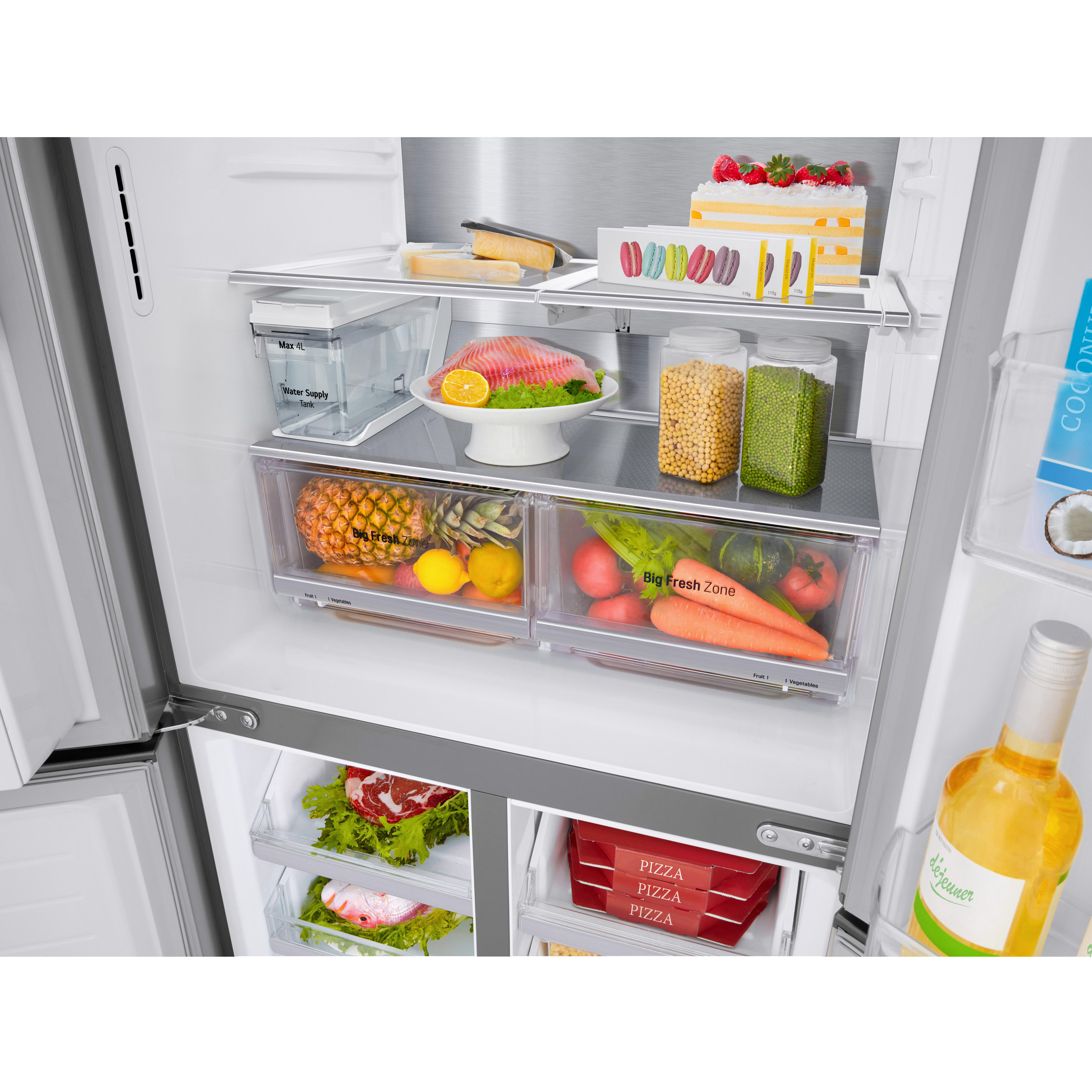 Offener Kühlschrank mit Lebensmitteln: Obst, Gemüse, Kuchen und andere Artikel sind sichtbar.