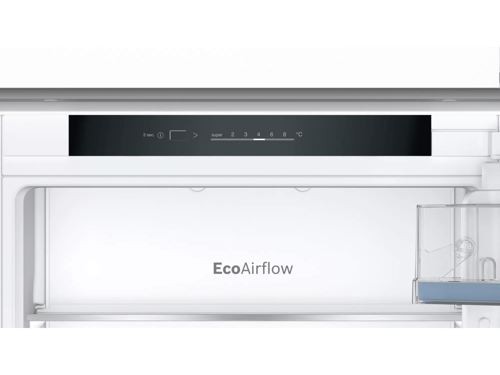 El interior de un refrigerador con controles de temperatura. Las palabras EcoAirflow están en un panel.