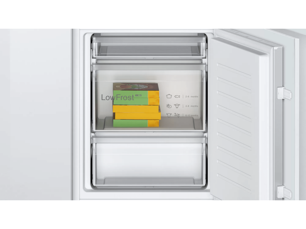 Refrigerador con puerta abierta que muestra los cajones del congelador.