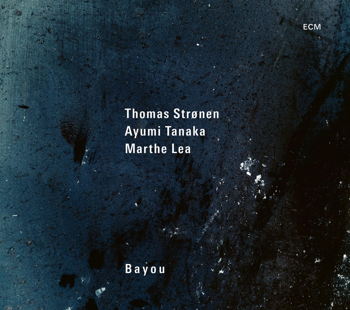 Albumhoes; tekst luidt 'Thomas Strønen, Ayumi Tanaka, Marthe Lea' en 'Bayou'.