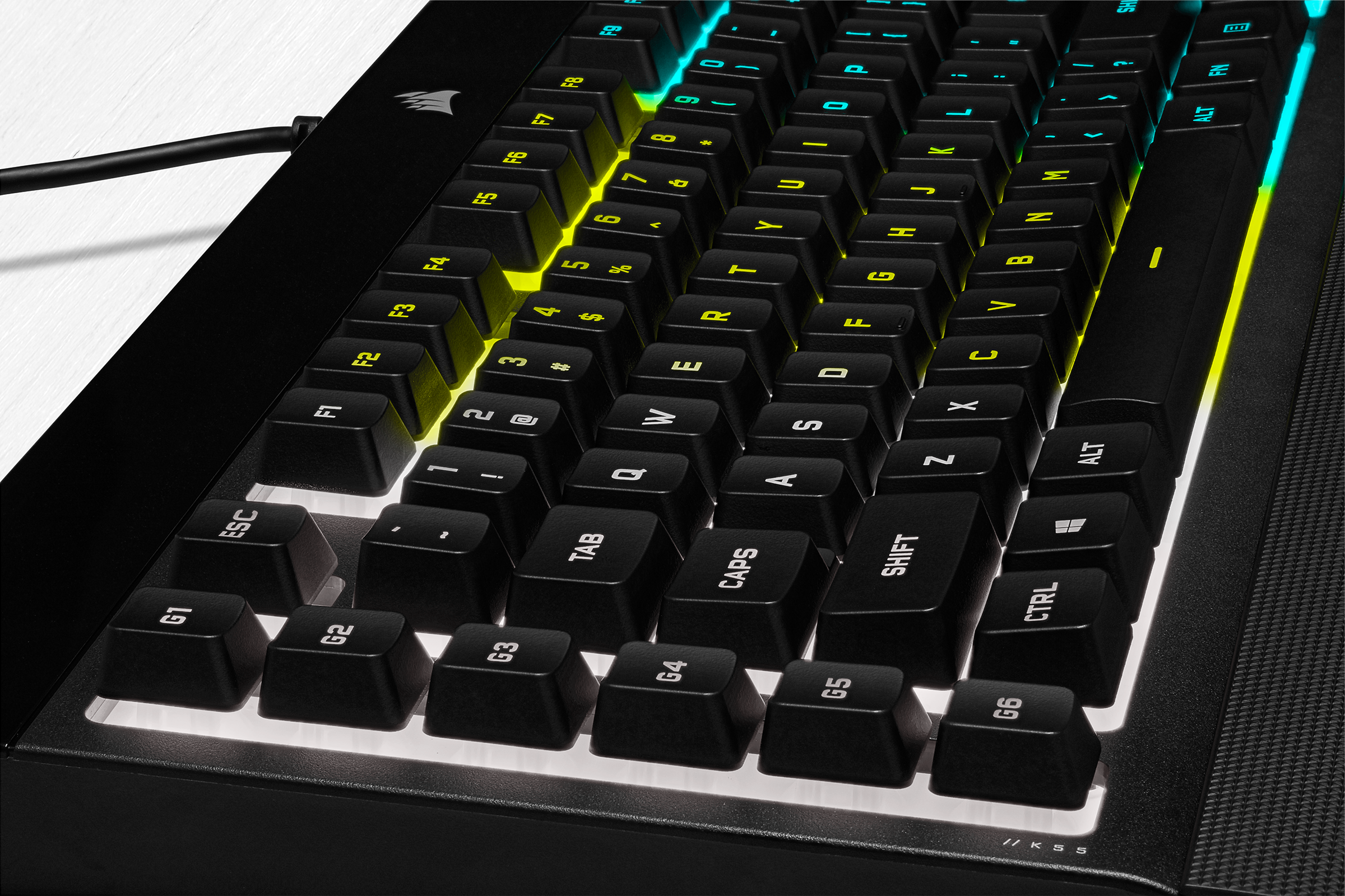 Clavier noir avec touches éclairées. Les touches sont noires et l'éclairage est de différentes couleurs.
