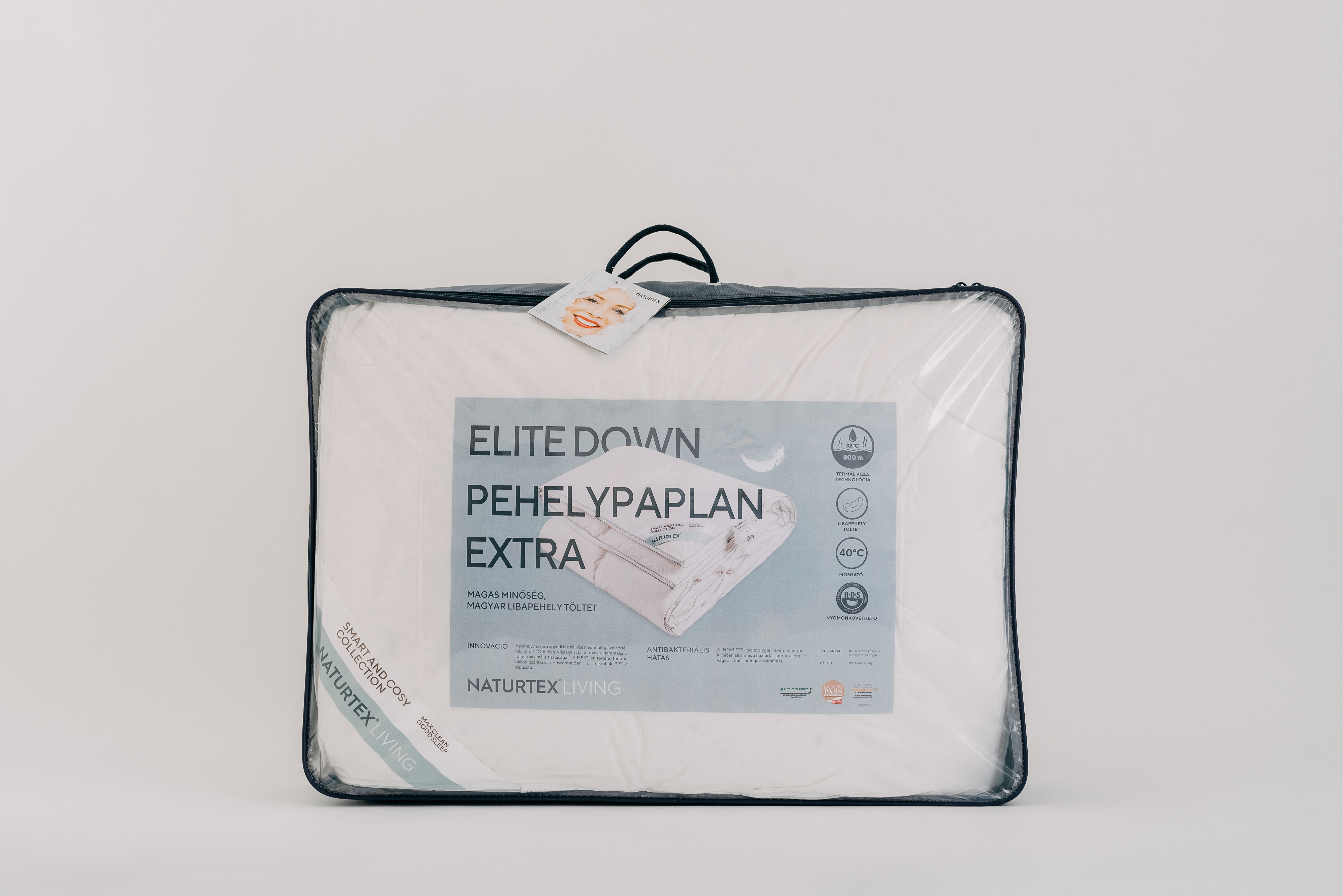 Fehér paplan átlátszó tasakban. Felirat: Elite Down, Pehelypaplan Extra.