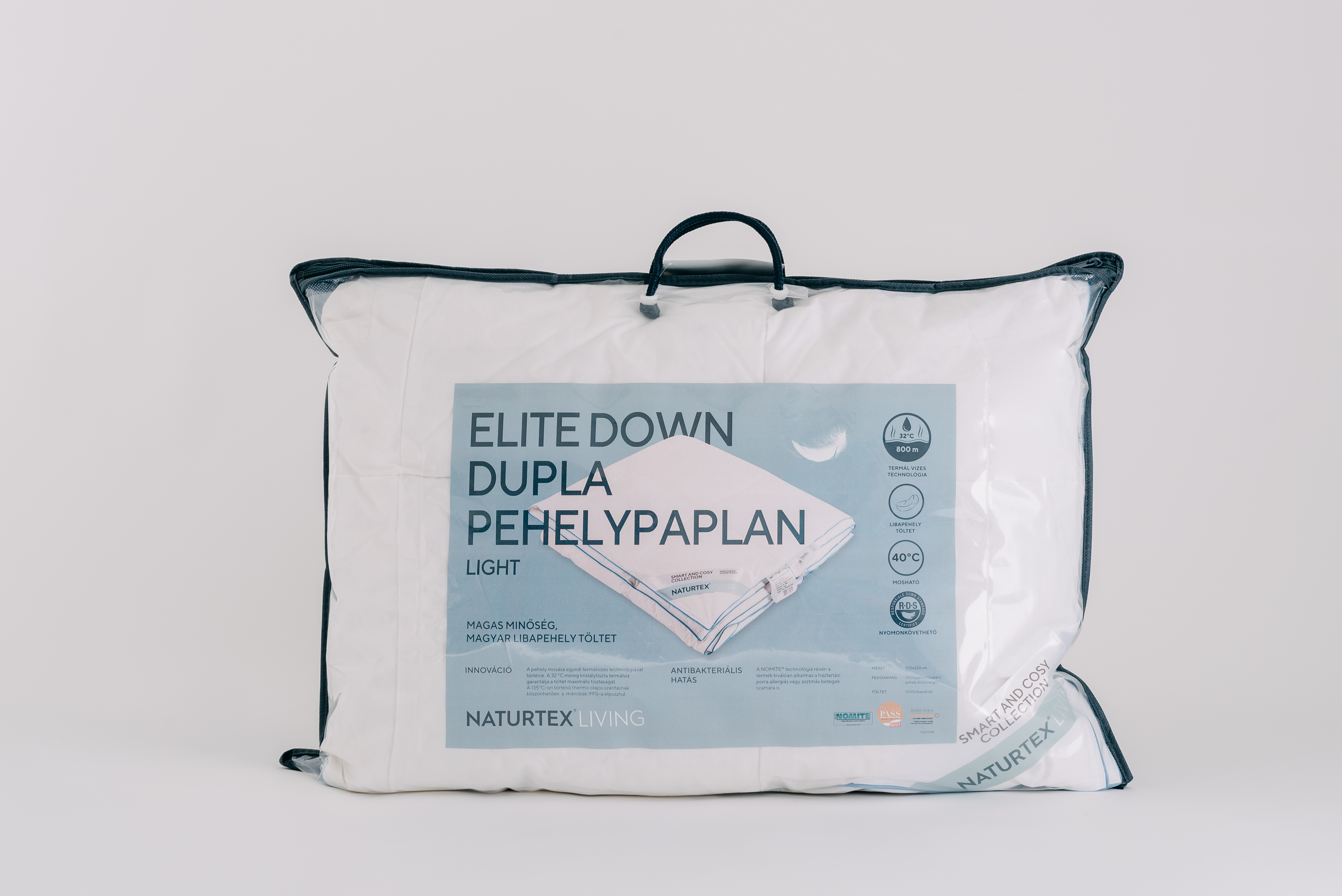 Párna átlátszó műanyag zacskóban. Szöveg a táskán: Elite Down, Light.