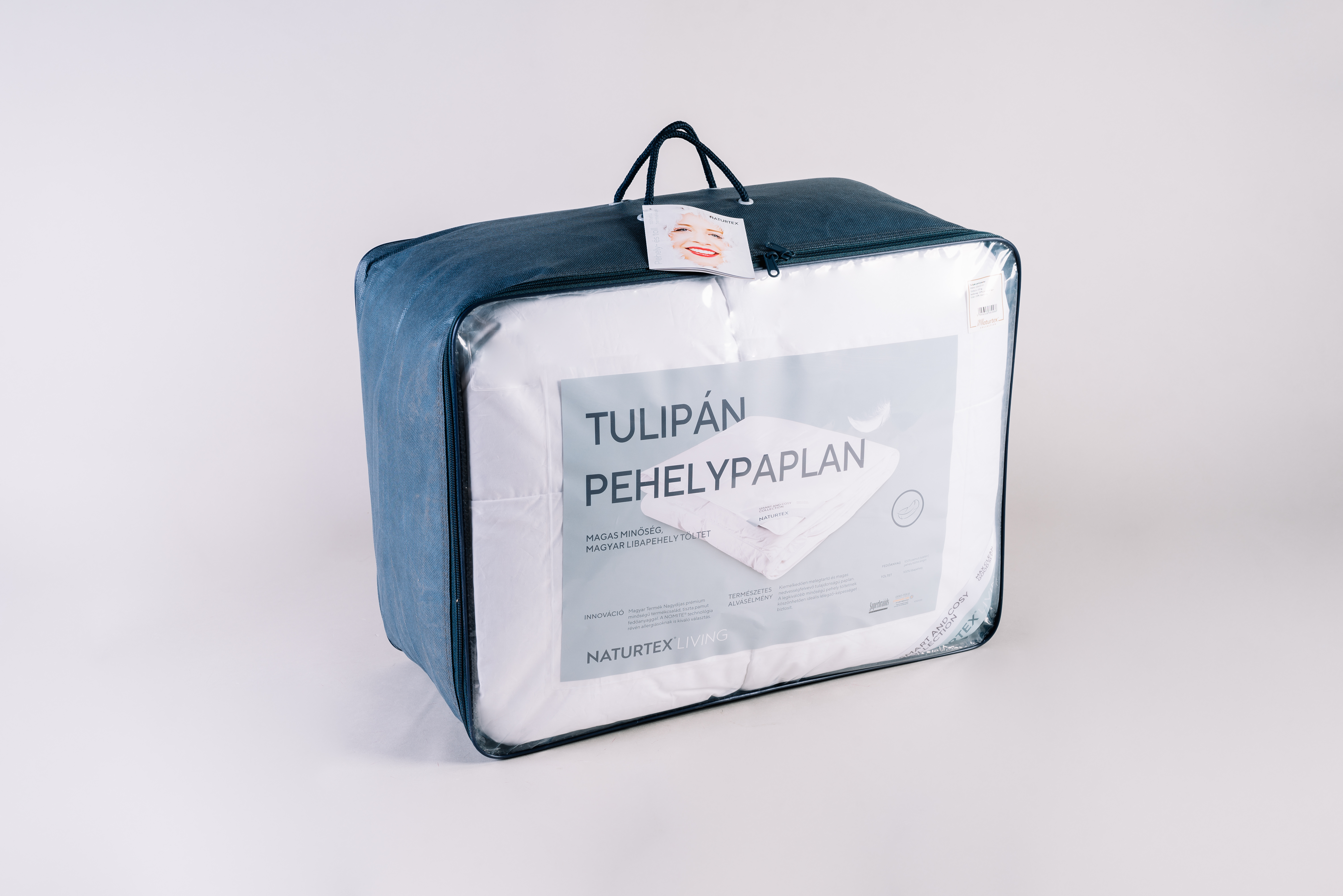 Kék táska fehér takaróval, 'TULIPÁN PEHELYPAPLAN' felirattal.