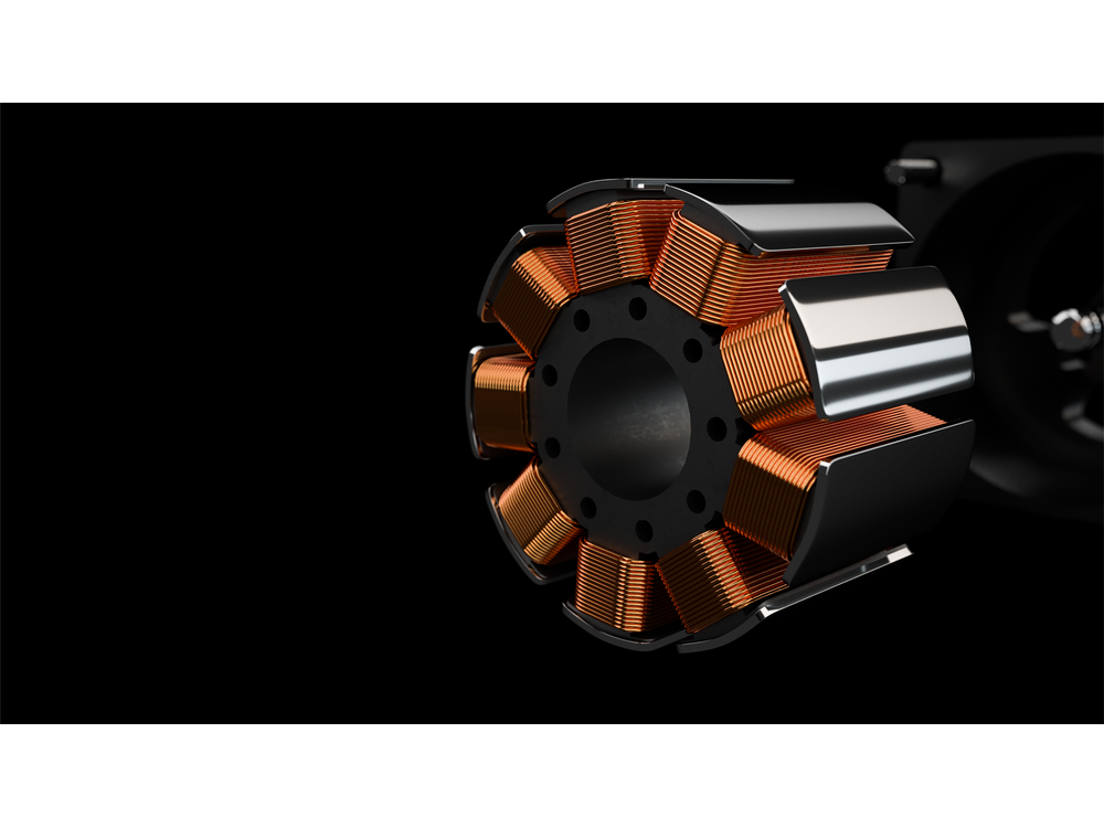 Componente de motor eléctrico con bobinas de cobre sobre fondo negro.