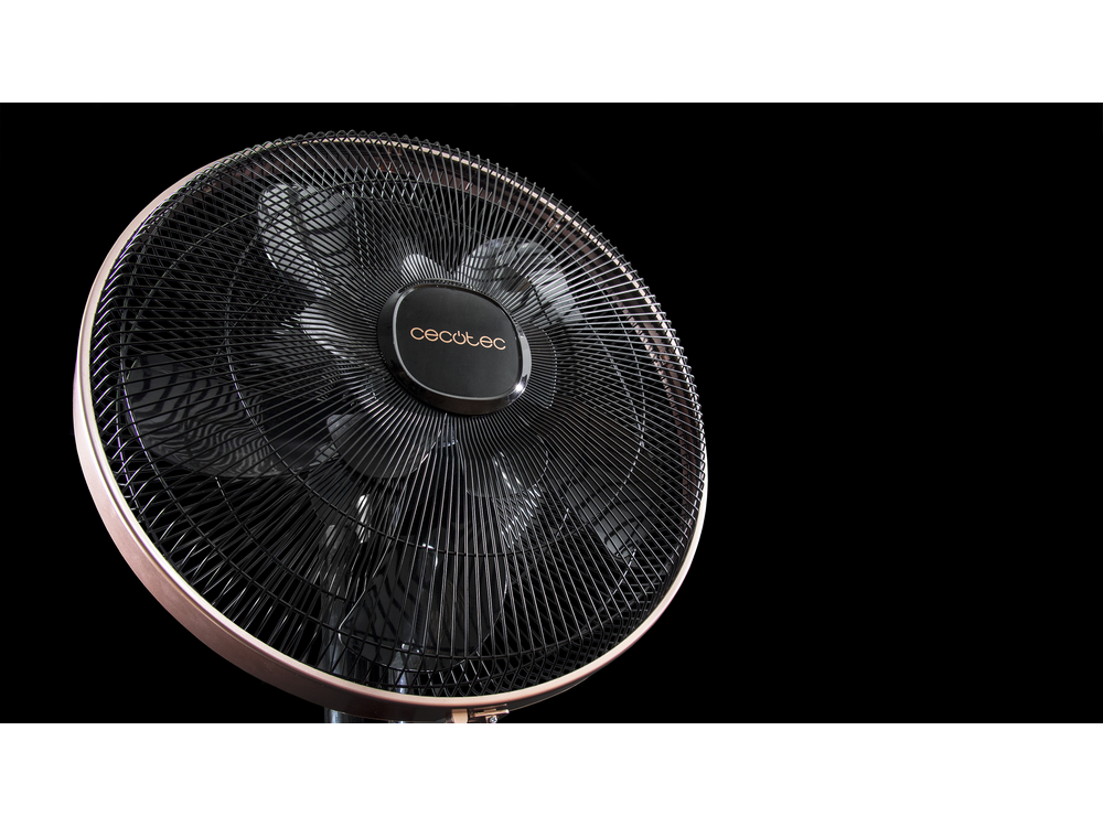 Ventilador Cecotec negro y oro rosa. Cuenta con ventilador, base y fondo negro.