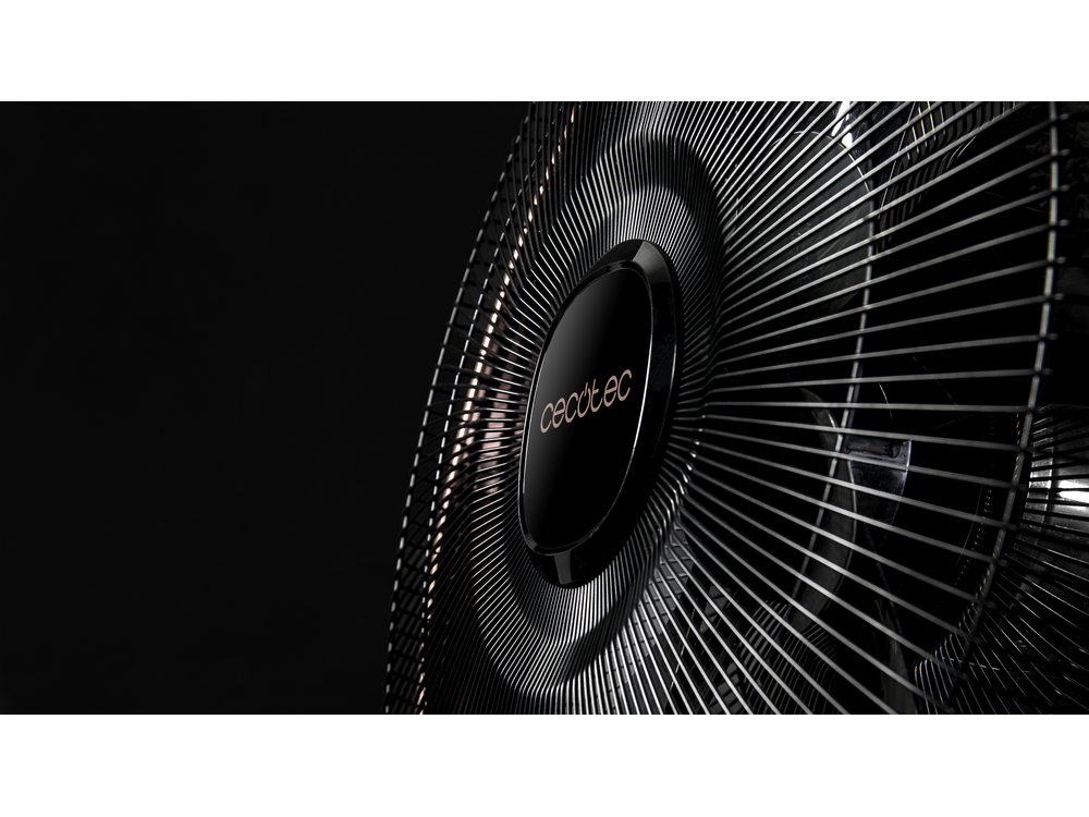 Aspas del ventilador, con logo 'cecotec'. Fondo negro.