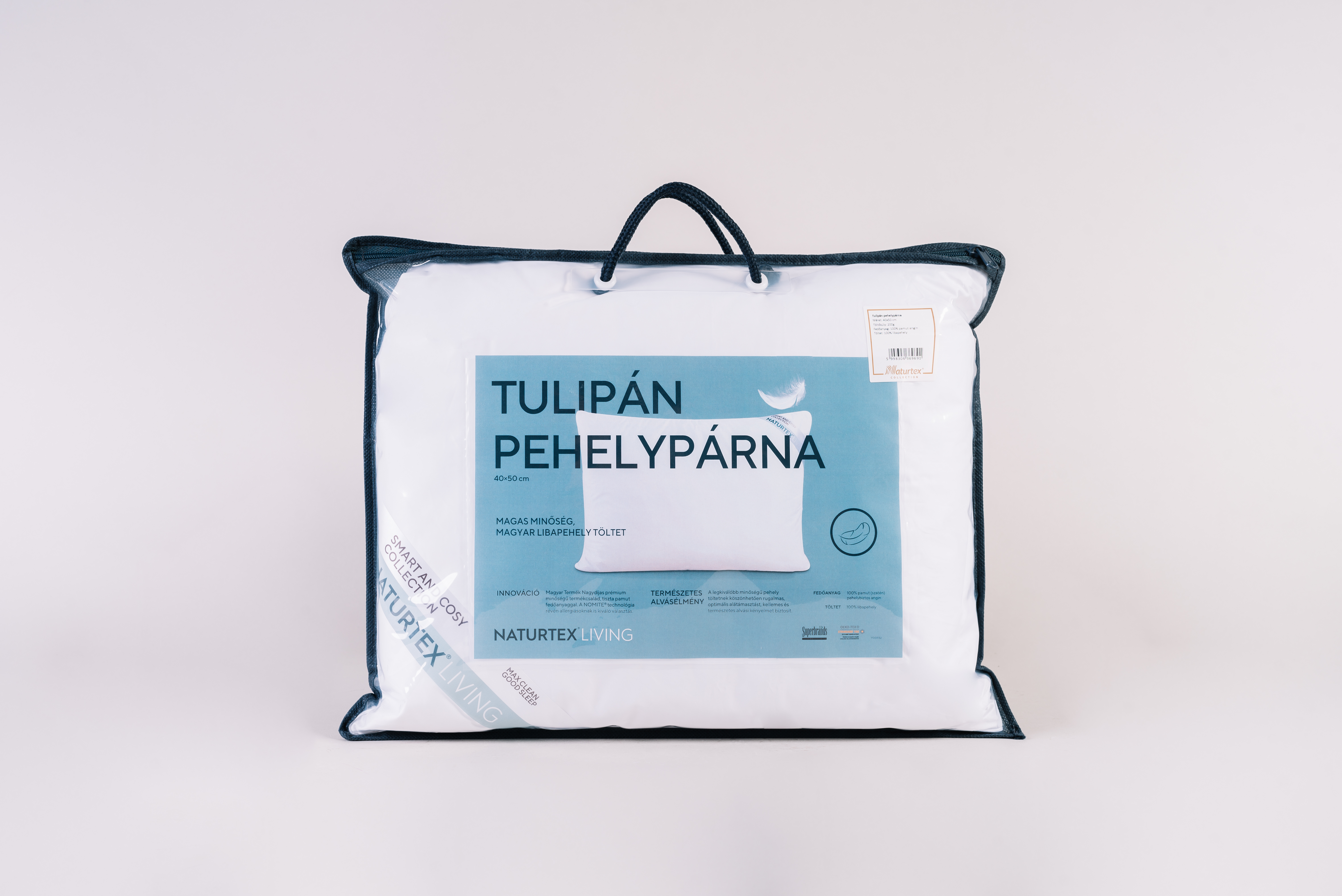Párna átlátszó műanyag zacskóban, magyar szöveggel és Naturtex Living logóval.
