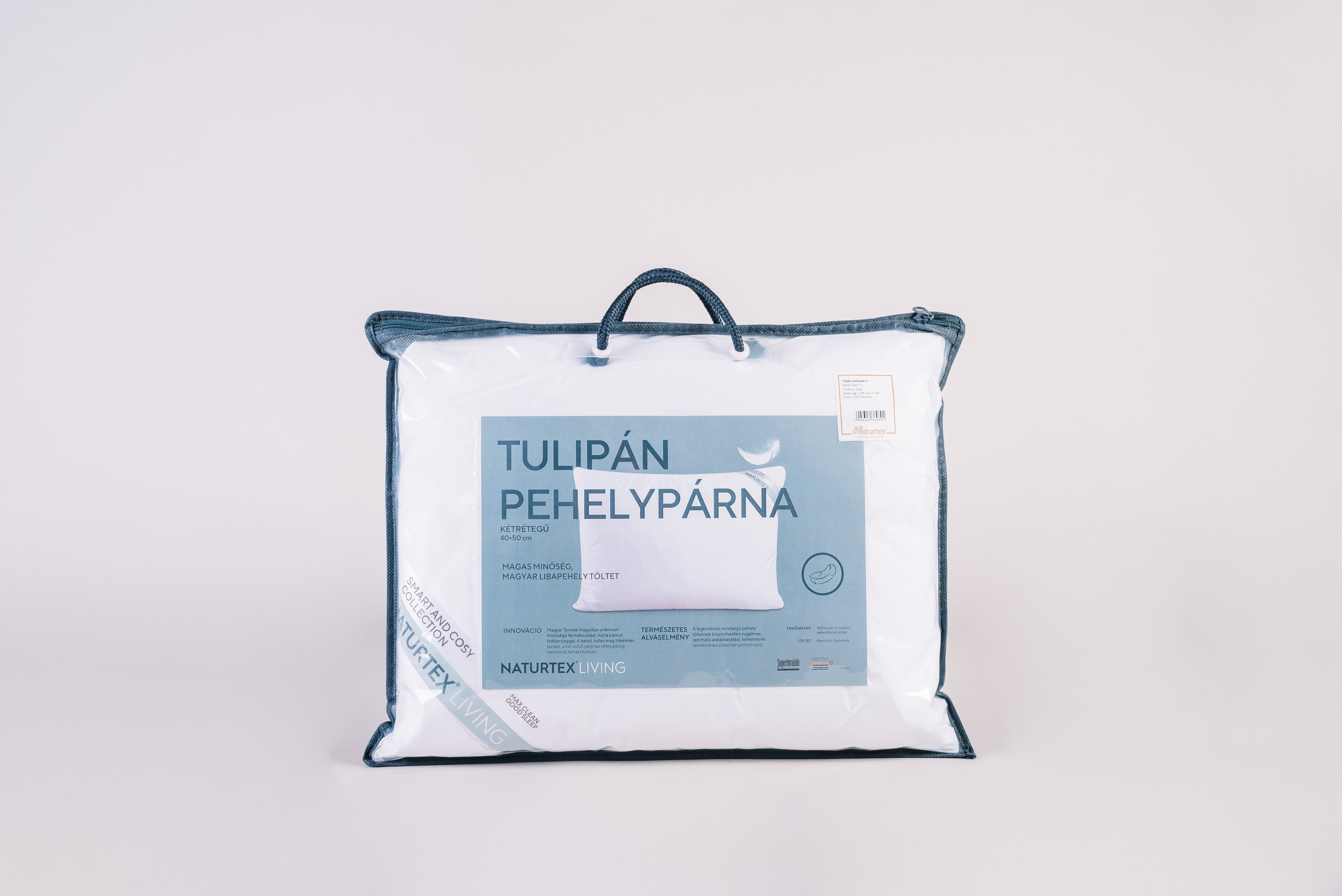 Párna egy zacskóban címkével, fehér betűkkel 'TULIPÁN PEHELYPÁRNA' felirattal.