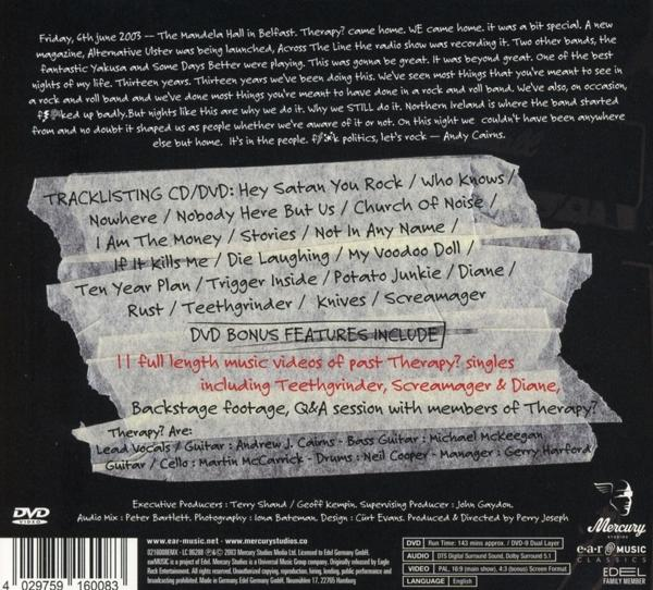 CD-Rückseite mit Text, einer Titelliste und einem Logo, schwarz-weiß mit orangefarbenen Akzenten.
