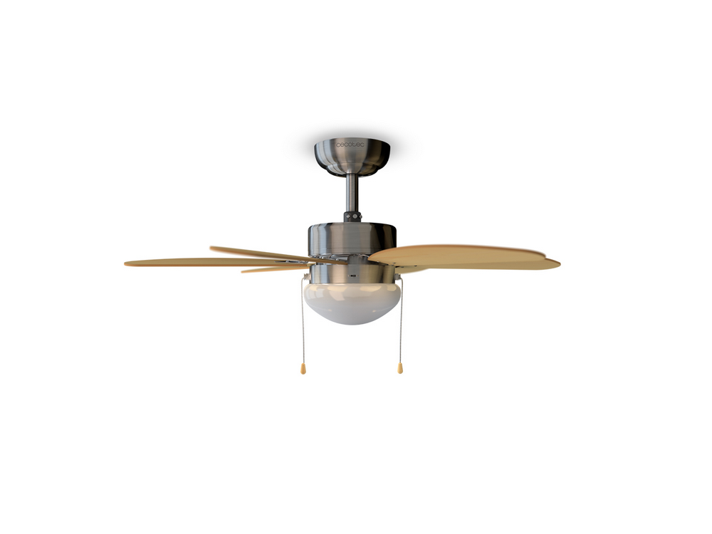 Un ventilador de techo con aspas de madera y una lámpara cuelga sobre un fondo blanco. El ventilador tiene un acabado metálico.