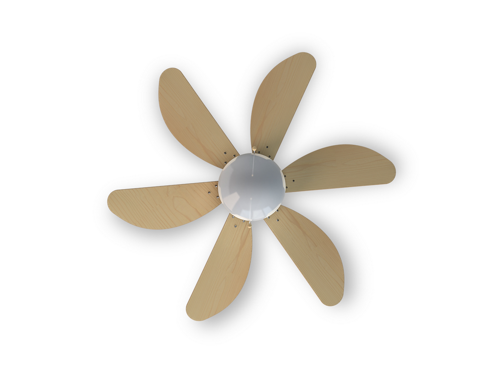 Un ventilador de techo con seis aspas de madera y una base plateada está centrado sobre un fondo blanco. Las aspas son de color marrón claro.