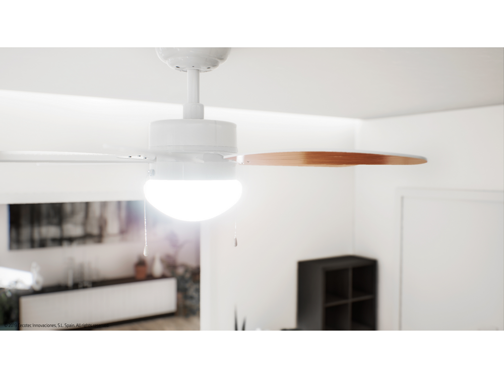 Ventilador de techo blanco con aspas de madera. La luz está encendida. Cocina y estanterías borrosas en el fondo. Paredes blancas.