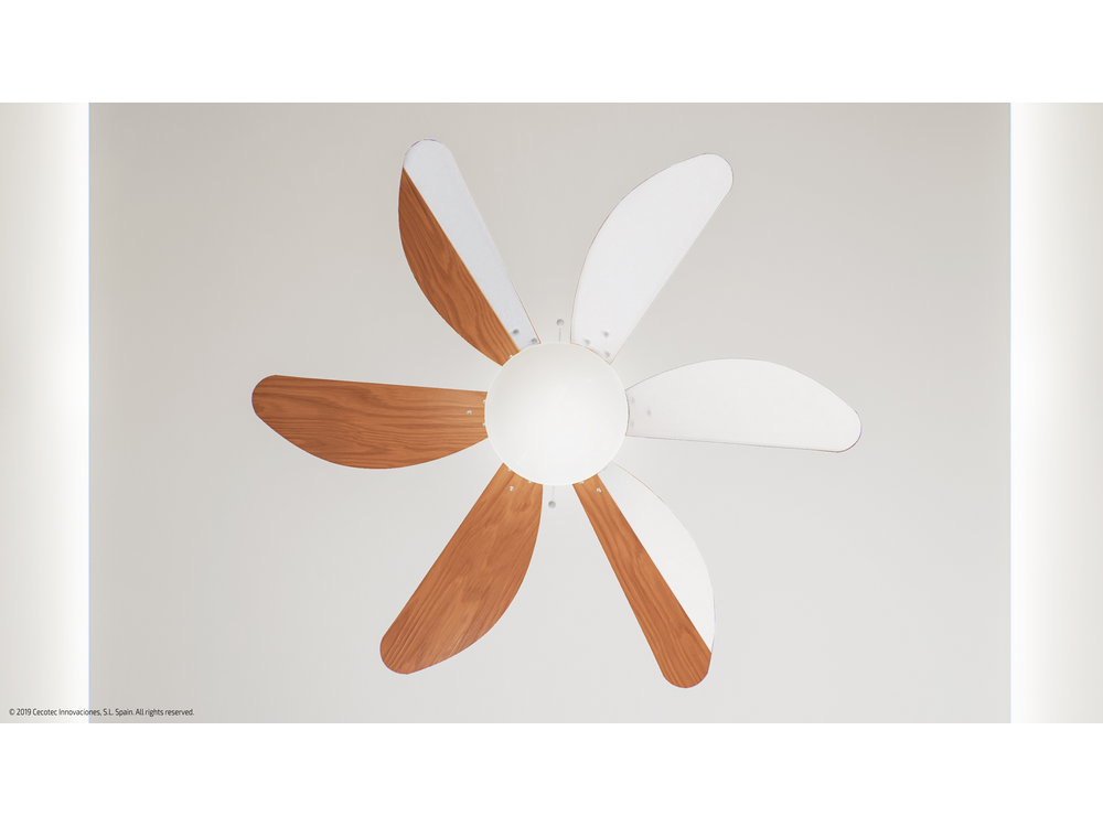 Un ventilador de techo con seis aspas. Tres aspas son de color madera y tres blancas. El centro del ventilador es blanco, sobre fondo blanco.